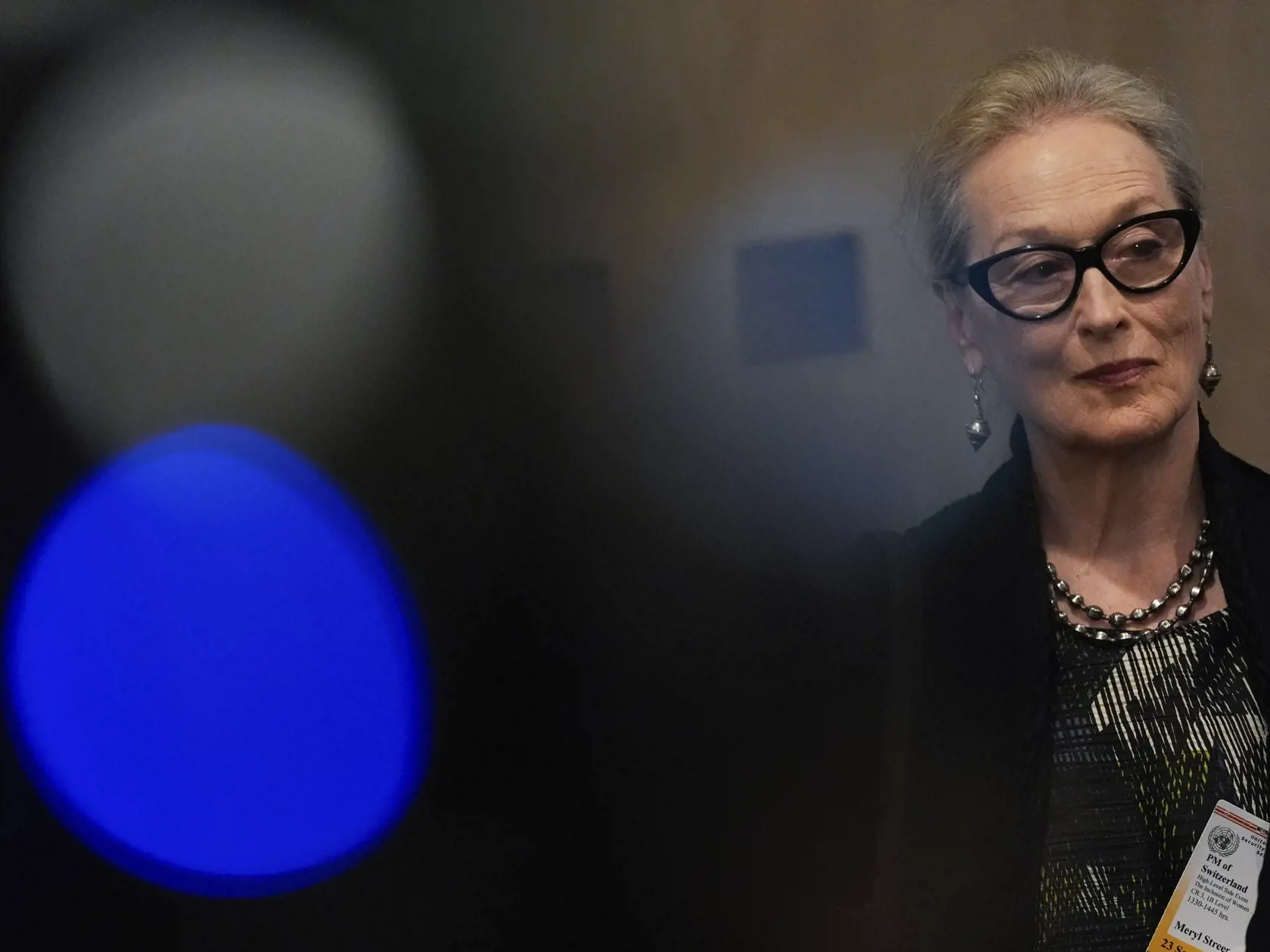 Americká herečka Meryl Streepová počas tlačovej konferencie po diskusii o začleňovaní žien v Afganistane, ktorá sa konala na okraj Valného zhromaždenia OSN v New Yorku v pondelok 23. septembra 2024. Streepová počas pondelkovej diskusie na okraj Valného zhromaždenia OSN v New Yorku uviedla, že dokonca aj "veverička má viac práv" než akékoľvek afganské dievča. Pripojila sa zároveň k výzve afganských žien, aby vláda Talibanu ukončila prísne obmedzovanie ich života.