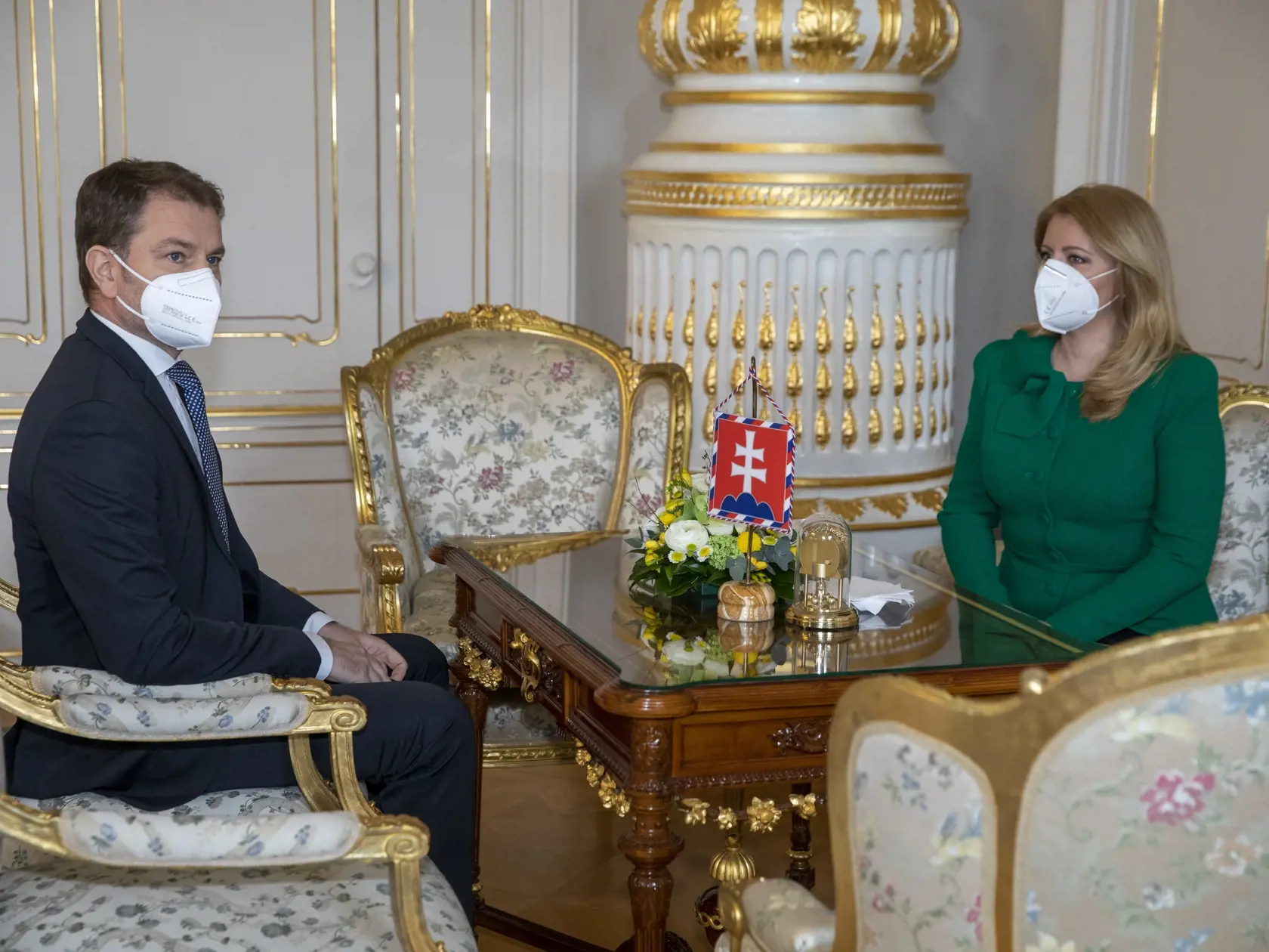 Z vlády odišli už štyria ministri, do konca týždňa hrozí odchod ďalších dvoch. Podľa politológa Miroslava Řádka ich odchod bude skutočne nasledovať.
