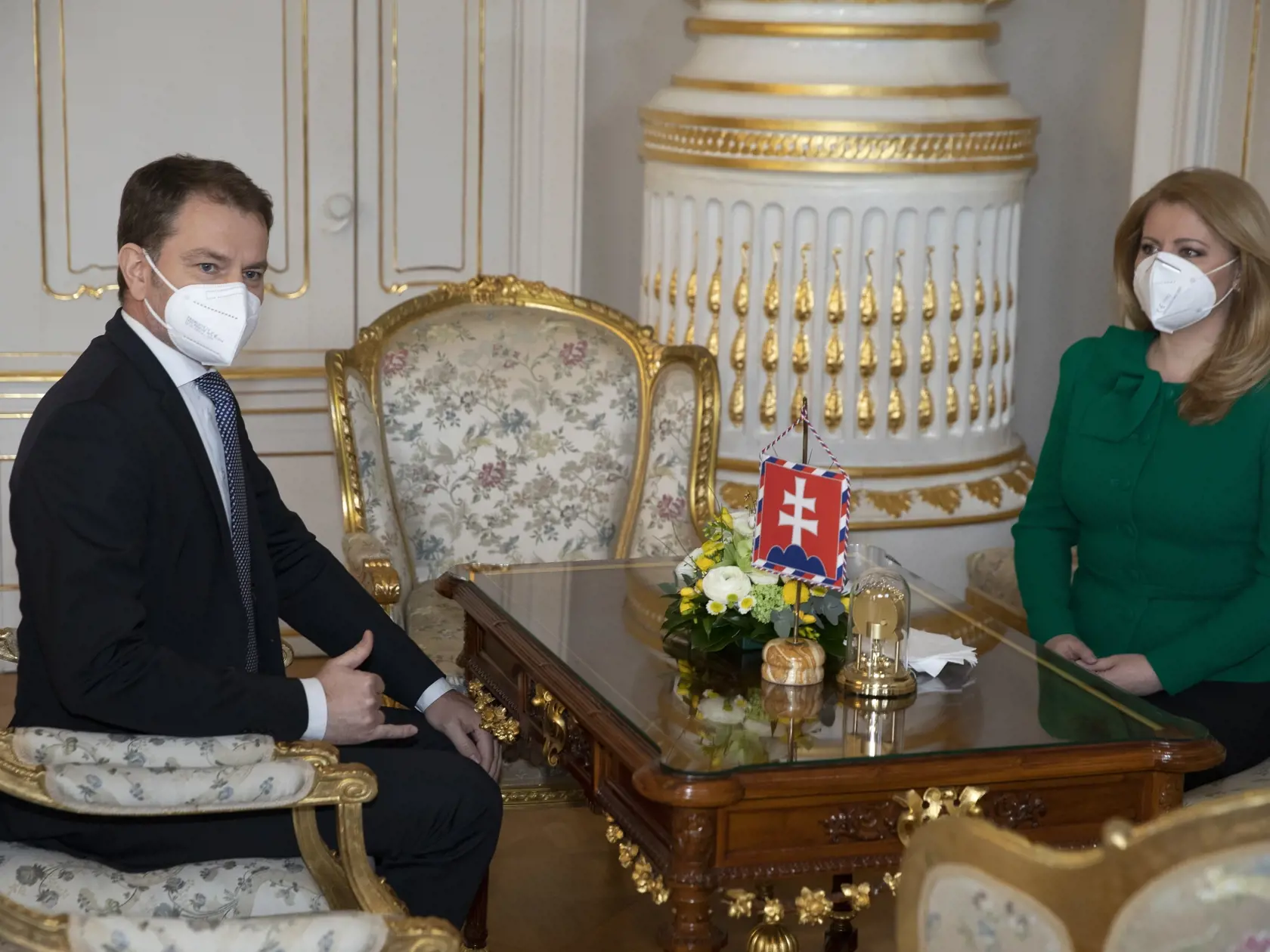 Z vlády odišli už štyria ministri, do konca týždňa hrozí odchod ďalších dvoch. Podľa politológa Miroslava Řádka ich odchod bude skutočne nasledovať.