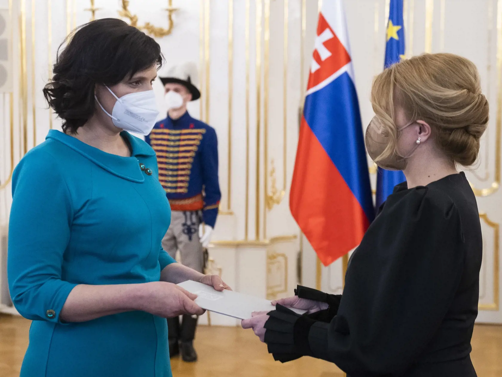 Na snímke vľavo ministerka spravodlivosti SR a podpredsedníčka Za ľudí Mária Kolíková (Za ľudí) podáva demisiu do rúk prezidentky SR Zuzany Čaputovej (vpravo v Prezidentskom paláci v Bratislave v utorok 23. marca 2021. Rezort bude dočasne viesť podpredsedníčka vlády a ministerka investícií, regionálneho rozvoja a informatizácie SR Veronika Remišová (Za ľudí). FOTO TASR - Jaroslav Novák