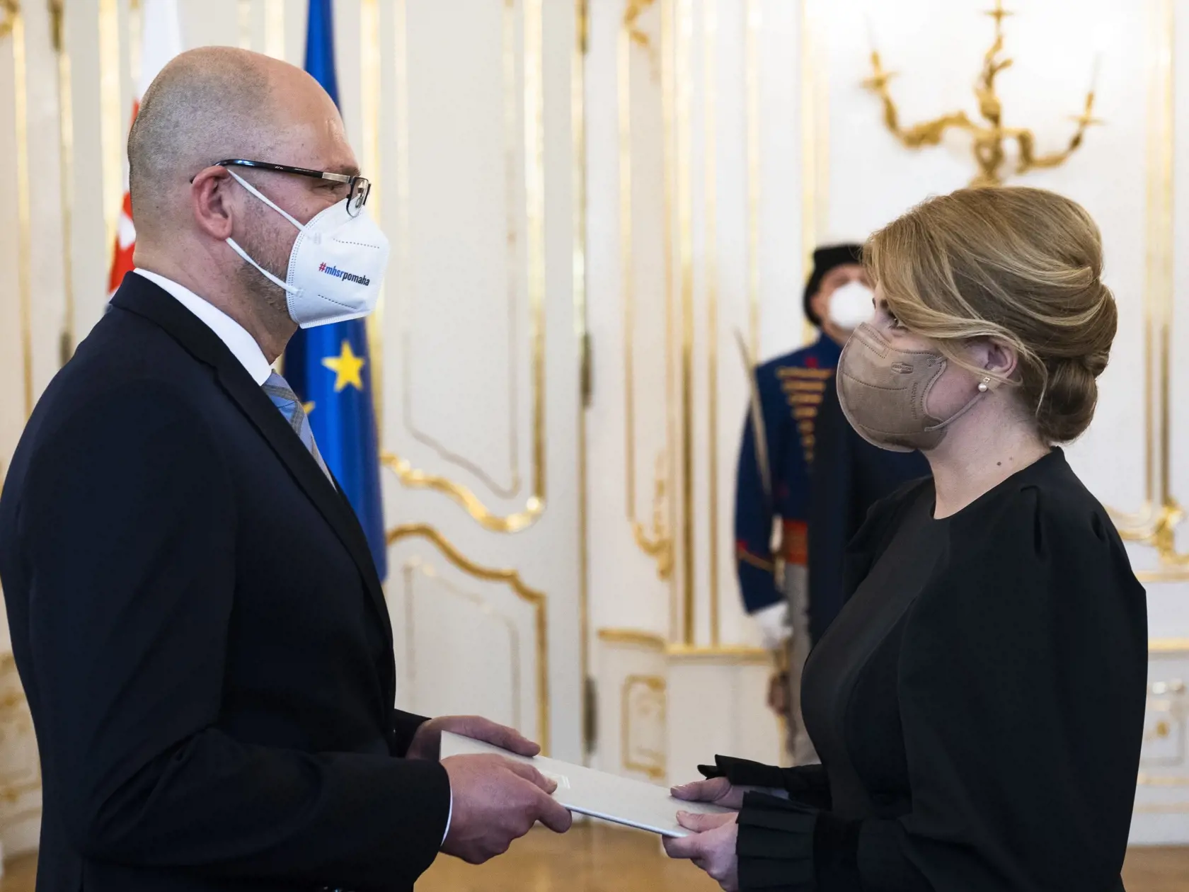 Na snímke vicepremiér a minister hospodárstva SR Richard Sulík (SaS) podáva demisiu do rúk prezidentky SR Zuzane Čaputovej v Prezidentskom paláci v Bratislave v utorok 23. marca 2021. Rezort bude dočasne viesť minister dopravy a výstavby Andrej Doležal (nominant Sme rodina). Ten po demisii Milana Krajniaka (Sme rodina) dočasne šéfuje aj ministerstvu práce, sociálnych vecí a rodiny. FOTO TASR - Jaroslav Novák