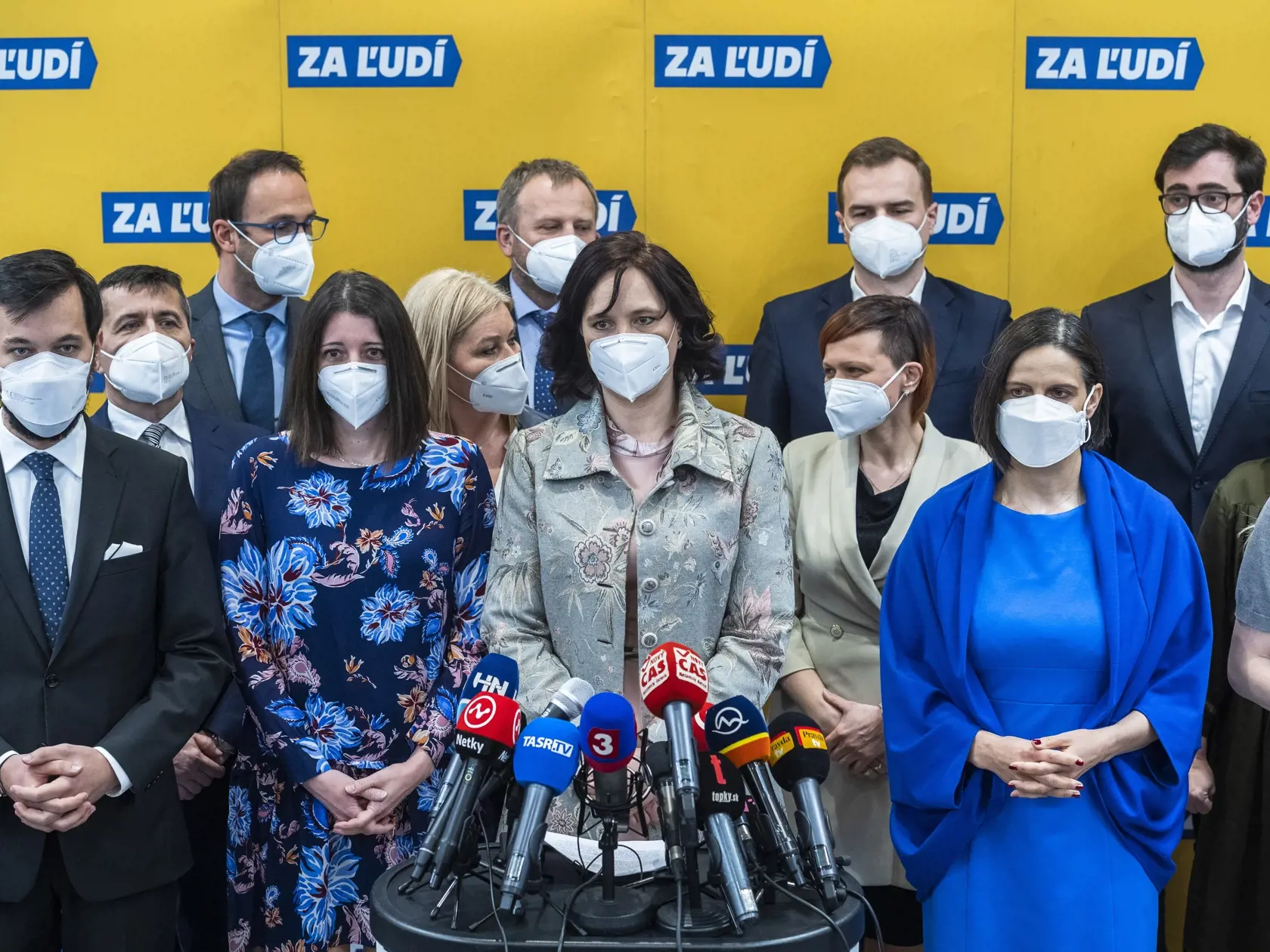 Na snímke v popredí zľava podpredseda NRSR a podpredseda Za ľudí Juraj Šeliga, predsedníčka poslaneckého klubu v NRSR a podpredsedníčka Za ľudí Jana Žitňanská, podpredsedníčka vlády a ministerka investícií, regionálneho rozvoja a informatizácie SR a predsedníčka Za ľudí Veronika Remišová a ministerka spravodlivosti SR a podpredsedníčka Za ľudí Mária Kolíková počas tlačovej konferencie strany Za ľudí k aktuálnej politickej situácii, kde oznámila svoju demisiu v Bratislave 23. marca 2021. FOTO TAS