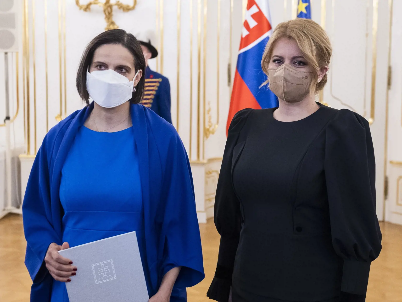 Na snímke vľavo ministerka spravodlivosti SR a podpredsedníčka Za ľudí Mária Kolíková (Za ľudí) podala demisiu do rúk prezidentky SR Zuzany Čaputovej (vpravo) v Prezidentskom paláci v Bratislave v utorok 23. marca 2021. Rezort bude dočasne viesť podpredsedníčka vlády a ministerka investícií, regionálneho rozvoja a informatizácie SR Veronika Remišová (Za ľudí). FOTO TASR - Jaroslav Novák