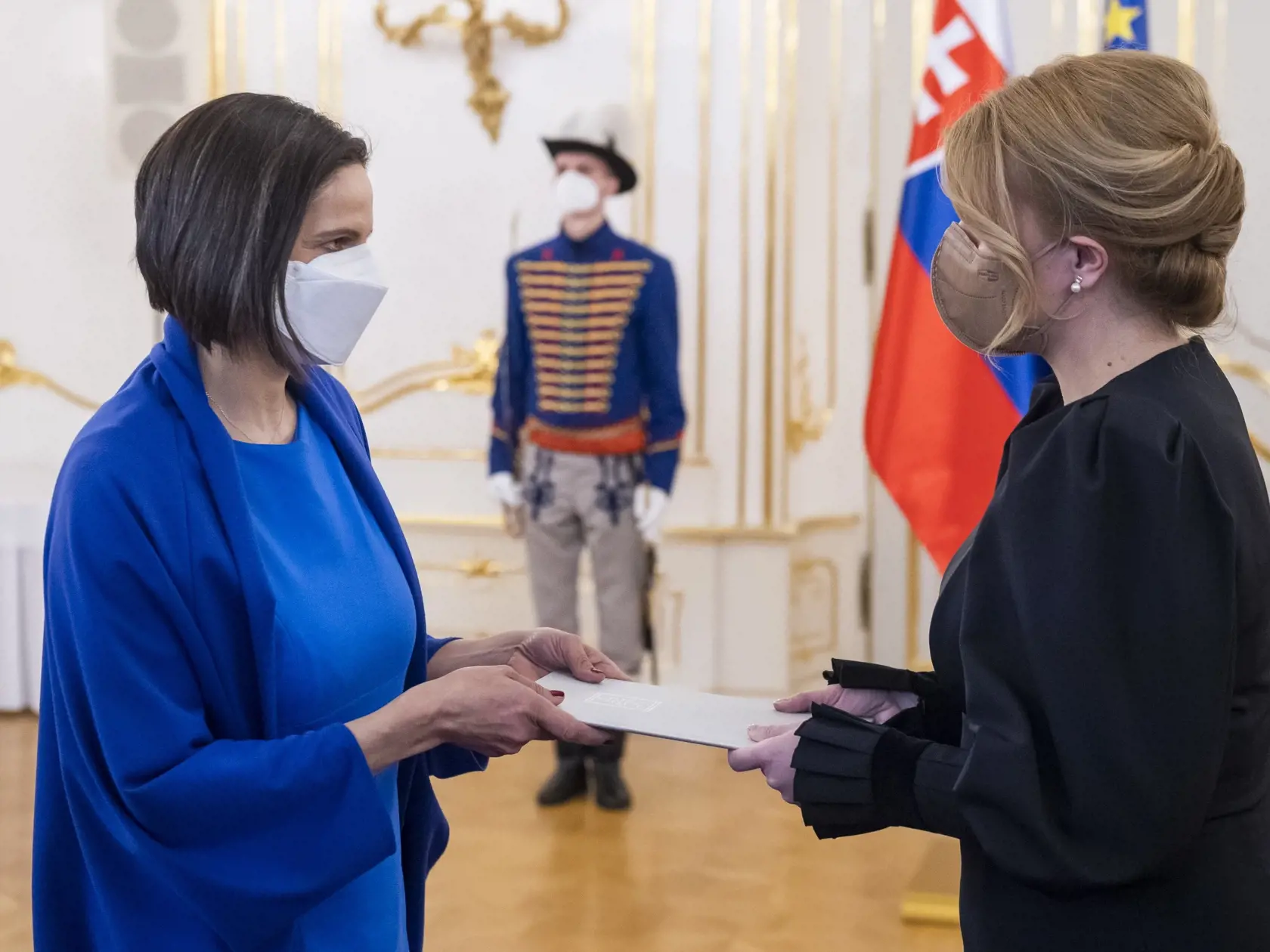 Na snímke ministerka spravodlivosti SR a podpredsedníčka Za ľudí Mária Kolíková (Za ľudí) podáva demisiu do rúk prezidentky SR Zuzany Čaputovej v Prezidentskom paláci v Bratislave v utorok 23. marca 2021. Rezort bude dočasne viesť podpredsedníčka vlády a ministerka investícií, regionálneho rozvoja a informatizácie SR Veronika Remišová (Za ľudí). FOTO TASR - Jaroslav Novák