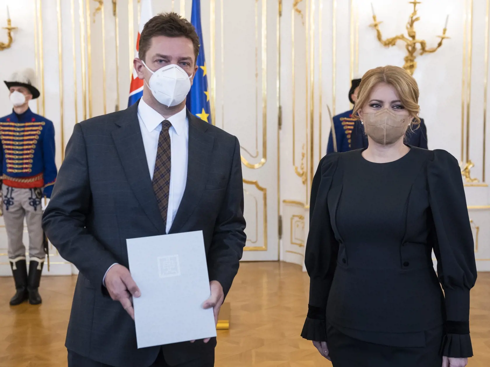 Na snímke prezidentka SR Zuzana Čaputová, ktorá poveruje ministra dopravy a výstavby Andreja Doležala (nominant Sme rodina) dočasným vedením ministerstva hospodárstva v Prezidentskom paláci v Bratislave v utorok 23. marca 2021. Stalo sa tak po demisii vicepremiéra a ministra hospodárstva Richarda Sulíka (SaS). Doležal po demisii Milana Krajniaka (Sme rodina) dočasne šéfuje aj ministerstvu práce, sociálnych vecí a rodiny. FOTO TASR - Jaroslav Novák