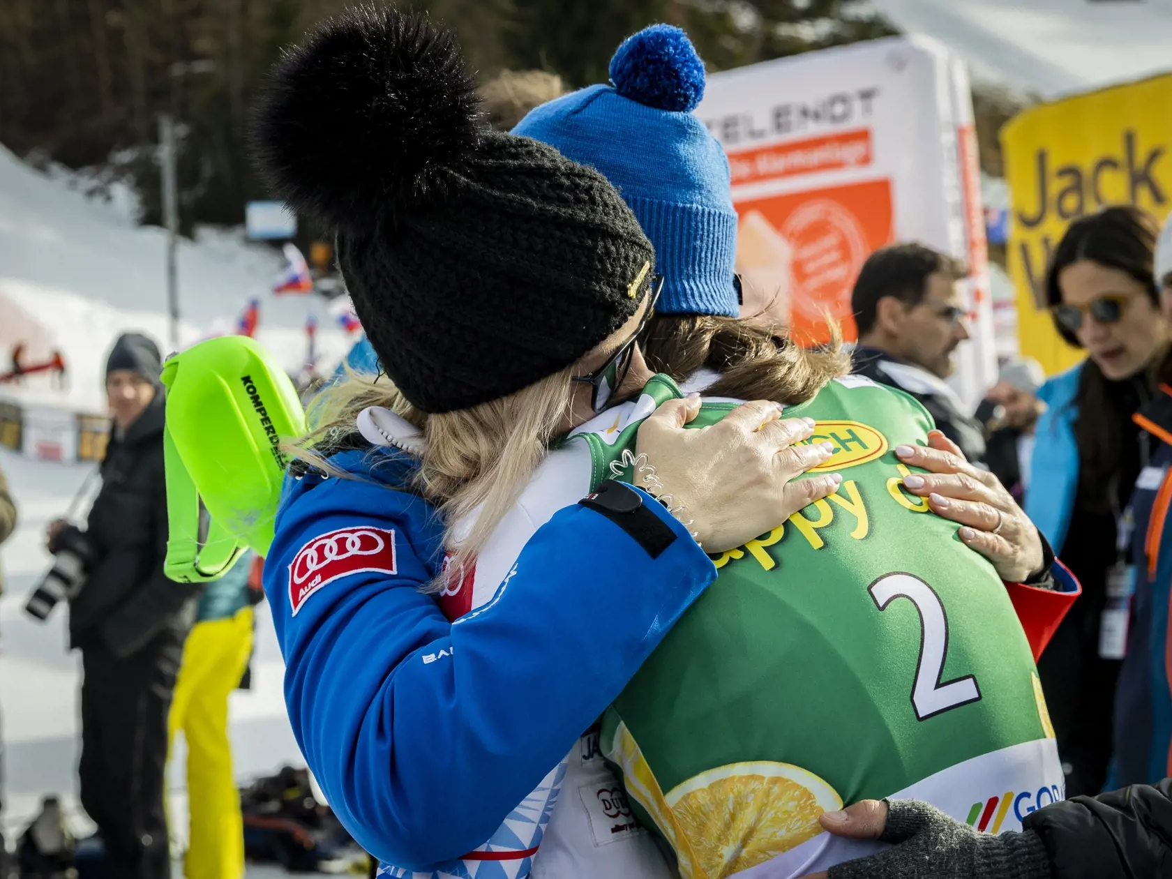 Na snímke Petra Vlhová a Petra Hudecová v cieli druhého kola pretekov slalomu Svetového pohára v alpskom lyžovaní žien v Kranjskej Gore.