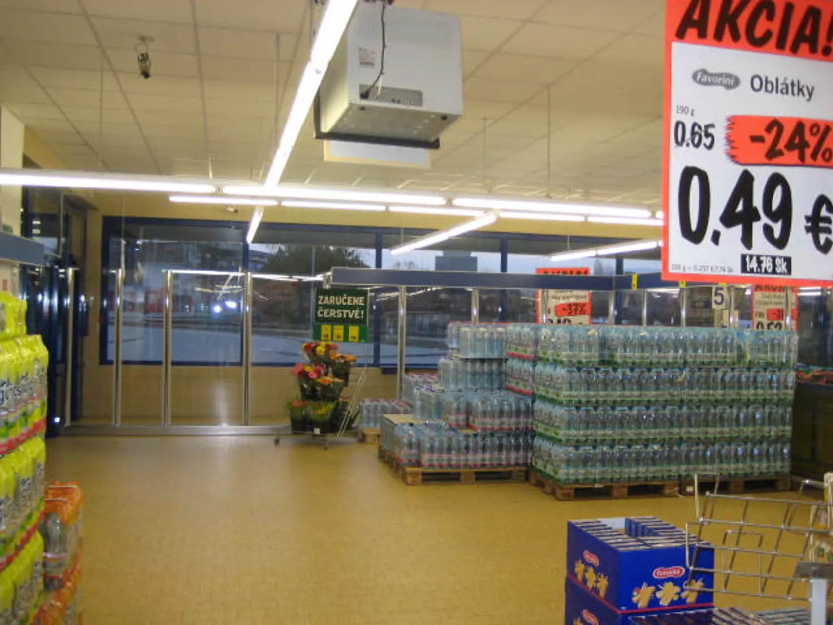 Takto vyzerali predajne Lidl pred 20 rokmi.