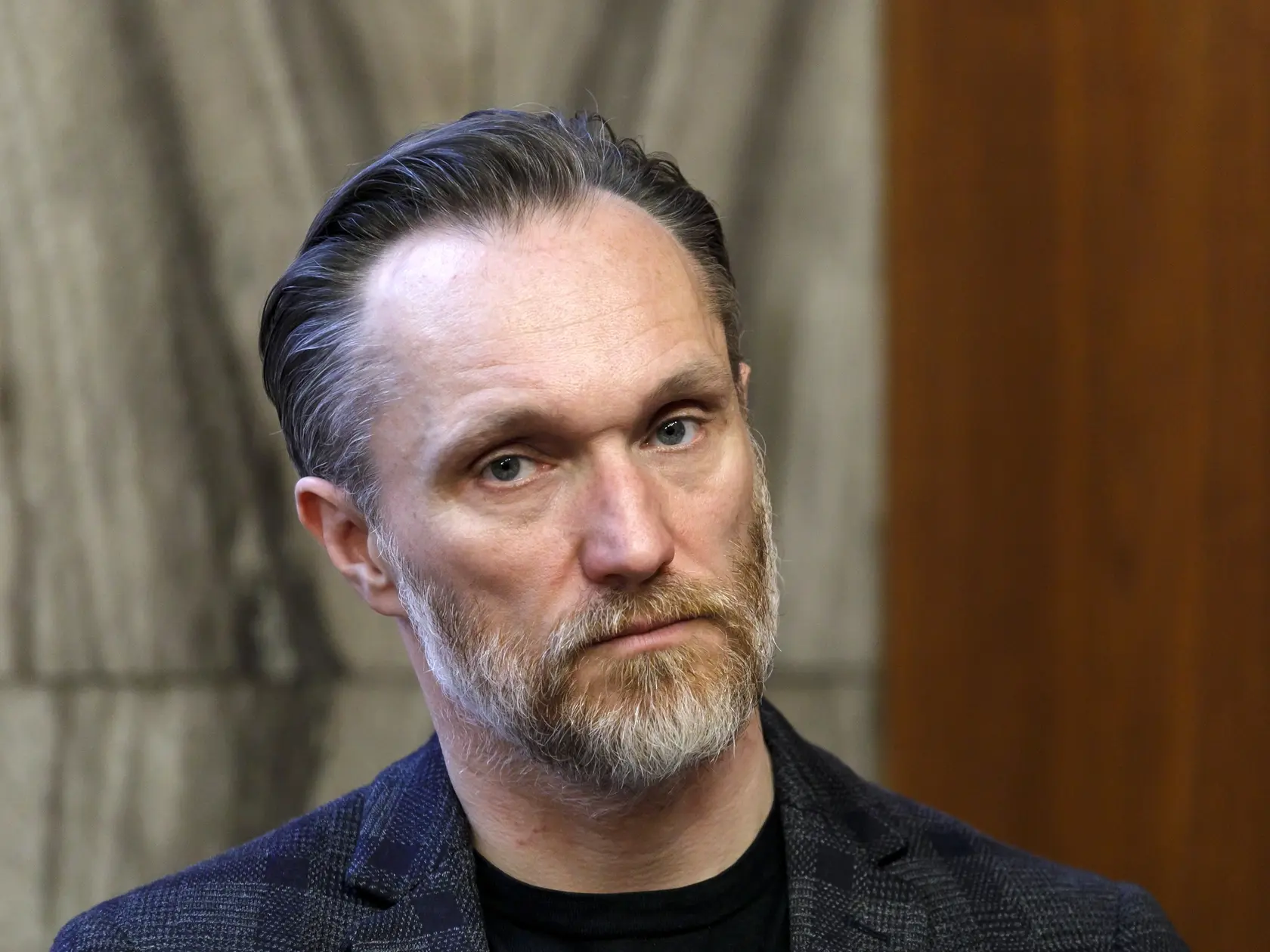 Na snímke herec Marián Mitaš (Alfréd Wetzler )  počas tlačovej konferencie po verejnej generálke inscenácie Hitlerov prezident v Divadle Pavla Országha Hviezdoslava (DPOH) v Bratislave 24. marca 2025. FOTO TASR - Dano Veselský