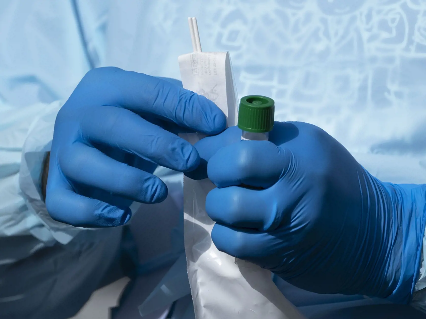 MIK 7 West Palm Beach - Zdravotník drží v rukách tampóny a skúmavky určené na testovanie ľudí na chorobu COVID-19 vo West Palm Beach, v USA, 16. marca 2020. FOTO TASR/AP

A medical worker holds swabs and test tube to test people for COVID-19, the disease that is caused by the new coronavirus, at a drive through station set up in the parking lot of FoundCare, federally qualified health center in West Palm Beach, Florida on Monday, March, 16, 2020 (Greg Lovett/The Palm Beach Post via AP)