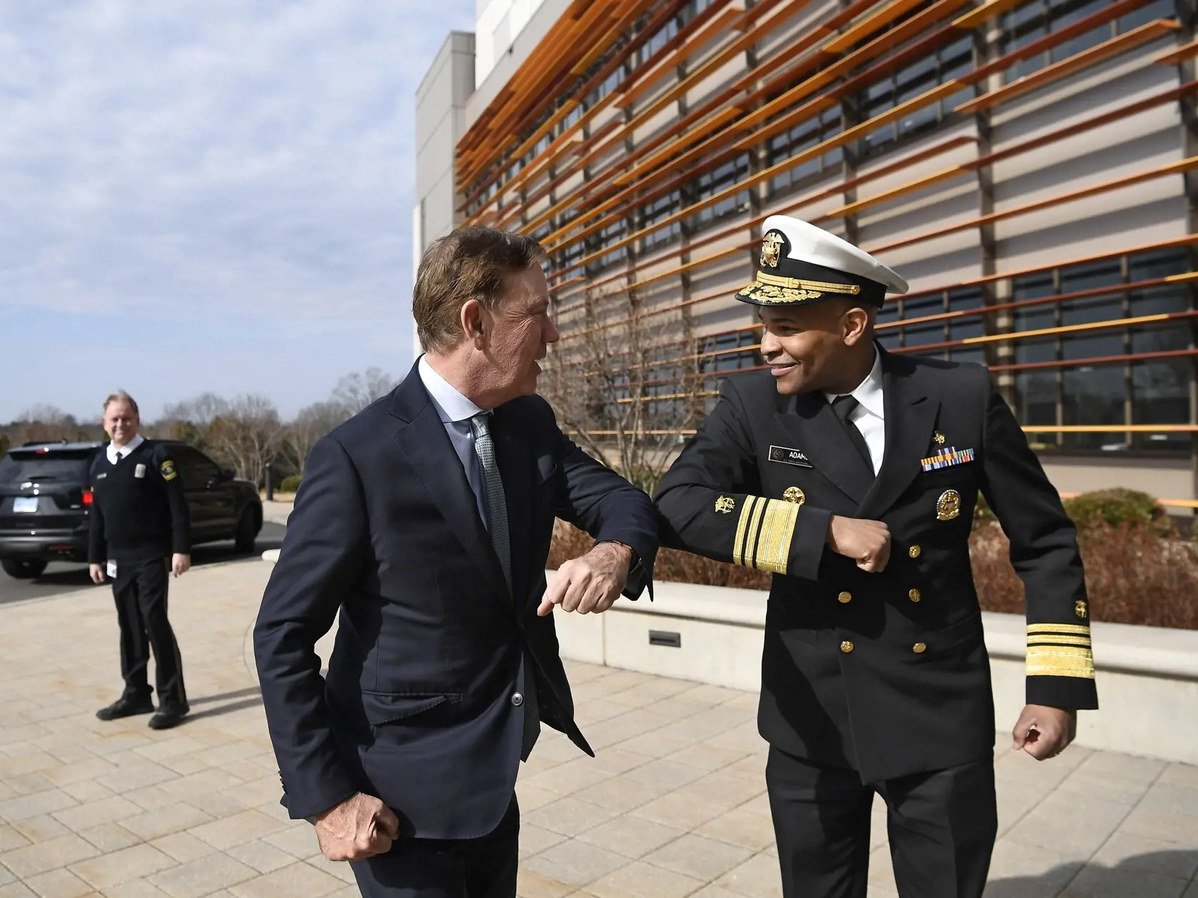 MIK 28 Rocky Hill - Americký viceadmirál Jerome M. Adams (vpravo) sa zdraví dotykom lakťa s guvernérom štátu Connecticut Nedom Lamontom (vľavo) pred návštevou Štátneho laboratória verejného zdravia (State Public Health Laboratory) v Connecticute, v Rocky Hill 2. marca 2020. FOTO TASR/AP
U.S. Surgeon General Vice Admiral Jerome M. Adams, right, bumps elbows with Connecticut Gov. Ned Lamont as they meet for a visit at the Connecticut State Public Health Laboratory, Monday, March 2, 2020, in Rocky 