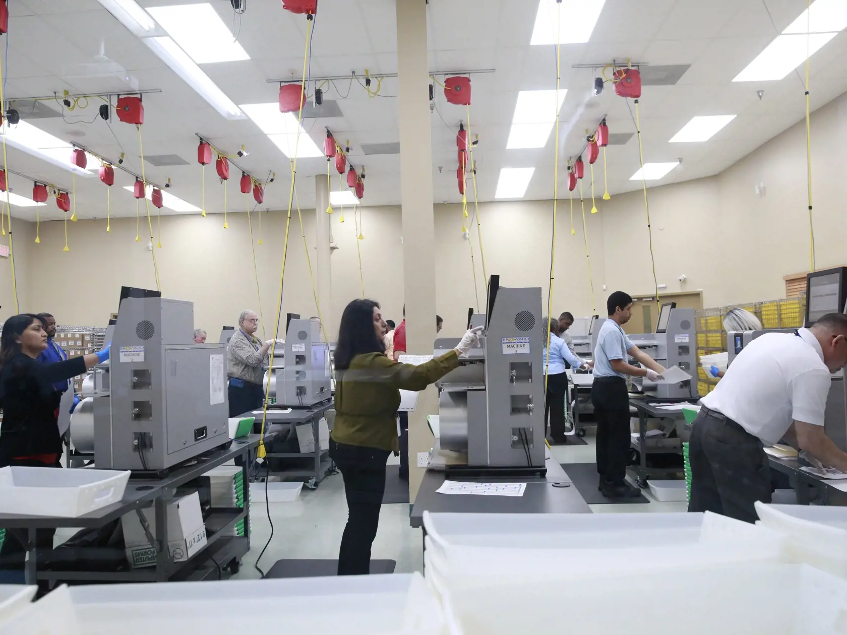 EBE 2 Lauderhill - Na snímke počítanie hlasov počas primárnych volieb na Floride v kancelárii vedúceho volebného úradu mesta Broward v Lauderhill v noci na 18. marca 2020. Bývalý viceprezident USA Joe Biden zvíťazil v utorkových prezidentských primárkach Demokratickej strany v americkom štáte Florida a výrazne vedie nad straníckym rivalom Berniem Sandersom. Súčasný prezident USA Donald Trump je víťazom republikánskych primárok na Floride. FOTO TASR/AP
Workers counts ballots at the Broward County