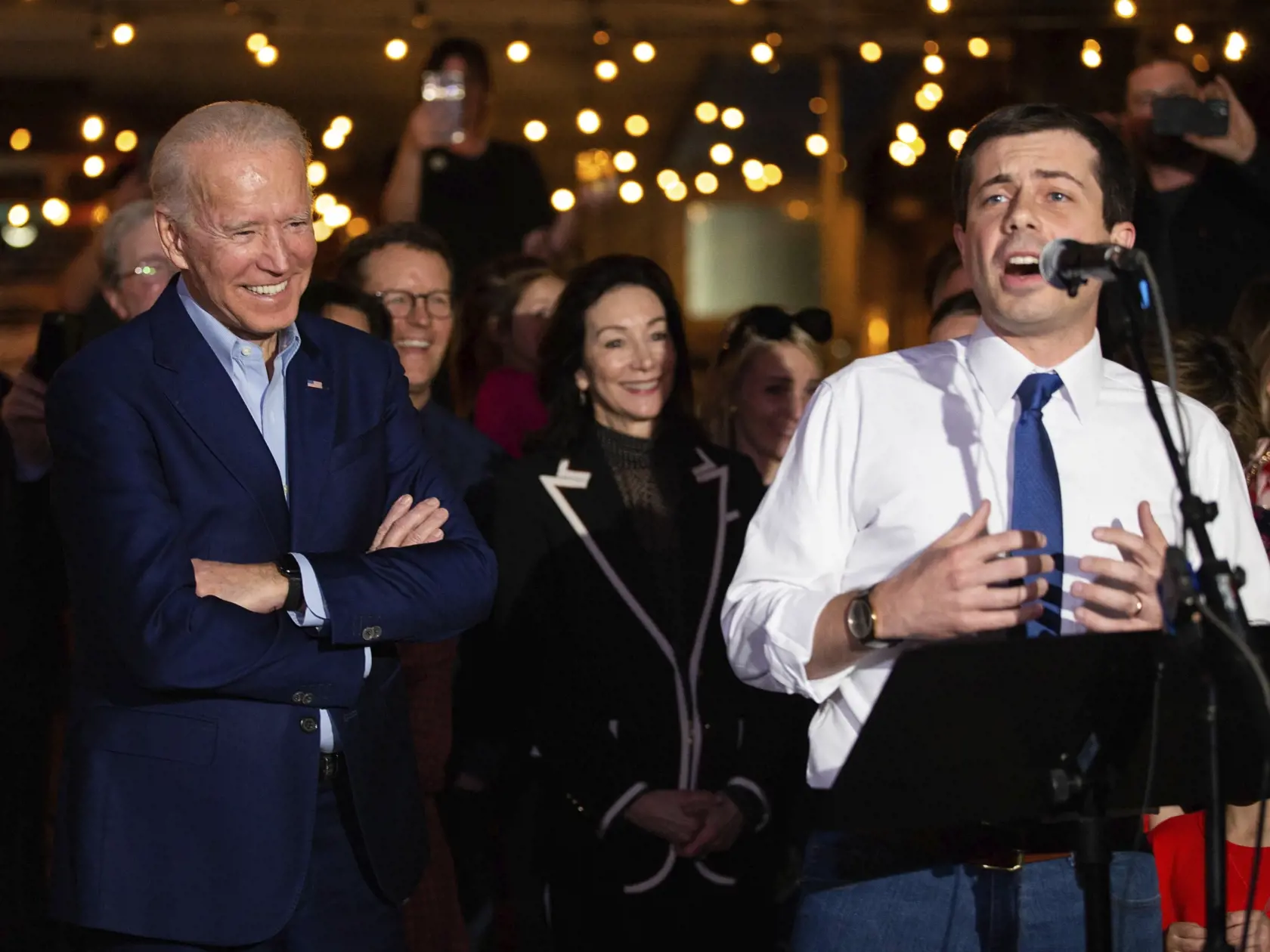 KK3 Dallas - Bývalý kandidát na amerického prezidenta Pete Buttigieg (vpravo) vyjadril svoju podporu bývalému viceprezidenta USA Joeovi Bidenovi na jeho predvolebnom mítingu 2. marca 2020 v Dallase. FOTO TASR/AP
Former Democratic presidential primary candidate Pete Buttigieg endorses Joe Biden, during an event at the Chicken Scratch restaurant the night before Super Tuesday primary voting, on Monday night, March 2, 2020 in Dallas. (Juan Figueroa/The Dallas Morning News via AP)