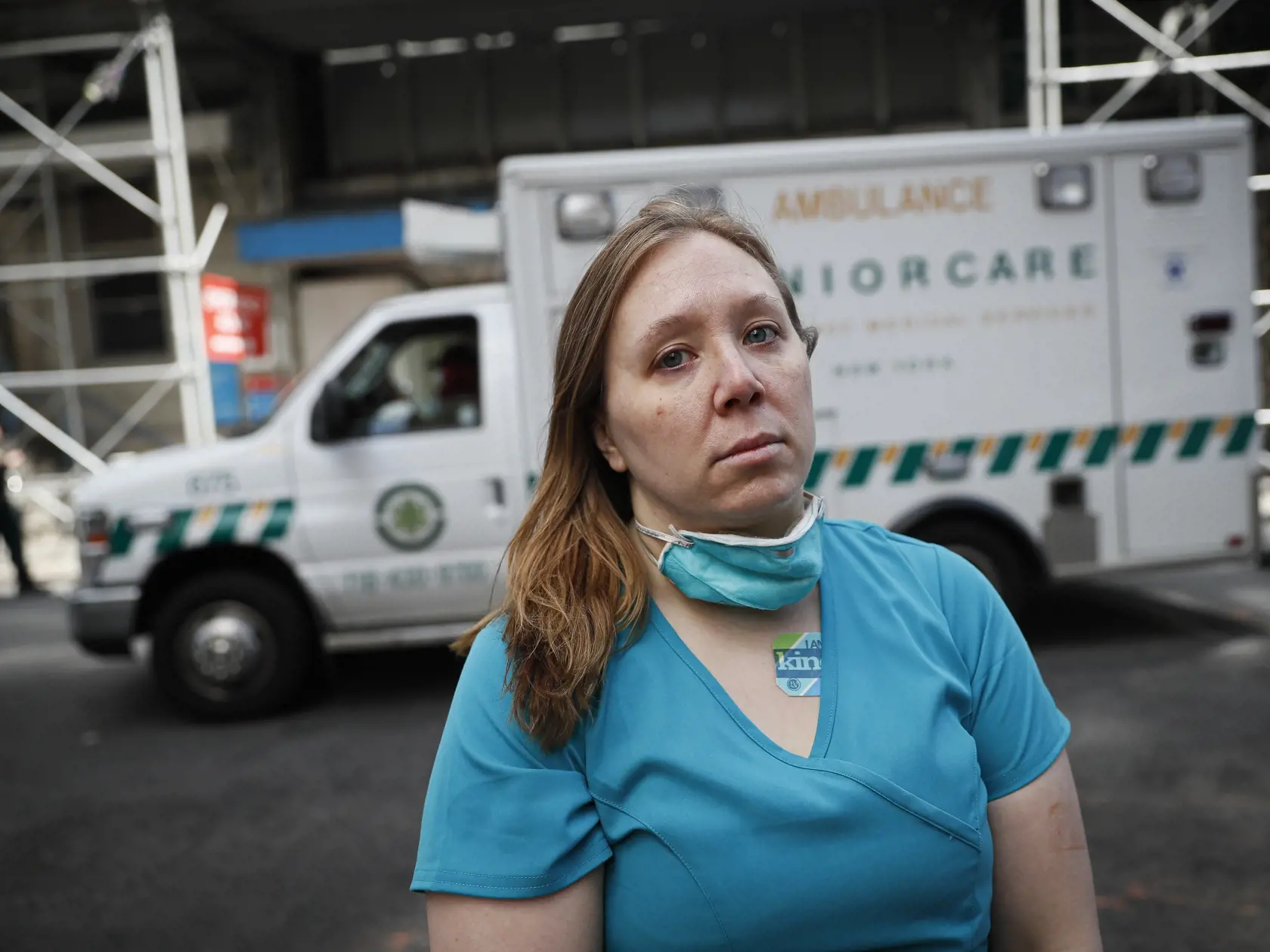 JB 25 New York - Registrovaná zdravotná sestra Elizabeth Schaferová, ktorá už druhý deň pomáha ako dobrovoľníčka v boji s ochorením COVID-19,   stojí pred nemocnicou Beth Israel Mount Sinai Hospital v New Yorku 1. apríla 2020. Spojené štáty patria medzi krajiny, ktoré epidémia koronavírusu postihla najviac. Novým druhom koronavírusu je tam nakazených najmenej 188.881 ľudí a viac ako 4000 následkom nákazy už podľahlo. FOTO TASR/AP

Registered Nurse Elizabeth Schafer, 36, of South St. Paul, Minn.,