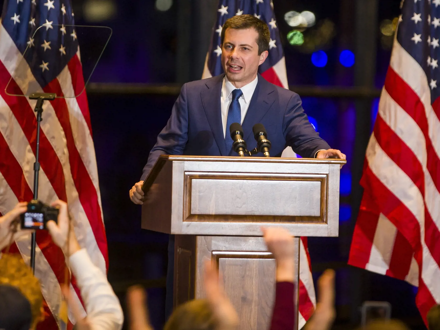 KK8 South Bend - Demokrat Pete Buttigieg oznamuje, že odstupuje z boja o Biely dom 1. marca 2020 v americkom South Bende. Demokrat Pete Buttigieg v noci na pondelok oficiálne ukončil svoju kampaň, ktorej cieľom bolo stať sa kandidátom Demokratickej strany v novembrových voľbách prezidenta USA. FOTO TASR/AP
Former South Bend Mayor Pete Buttigieg speaks in an announcement of his ending the campaign for president, in South Bend, Ind., Sunday, March 1, 2020. Buttigieg, who rose from being the Indian