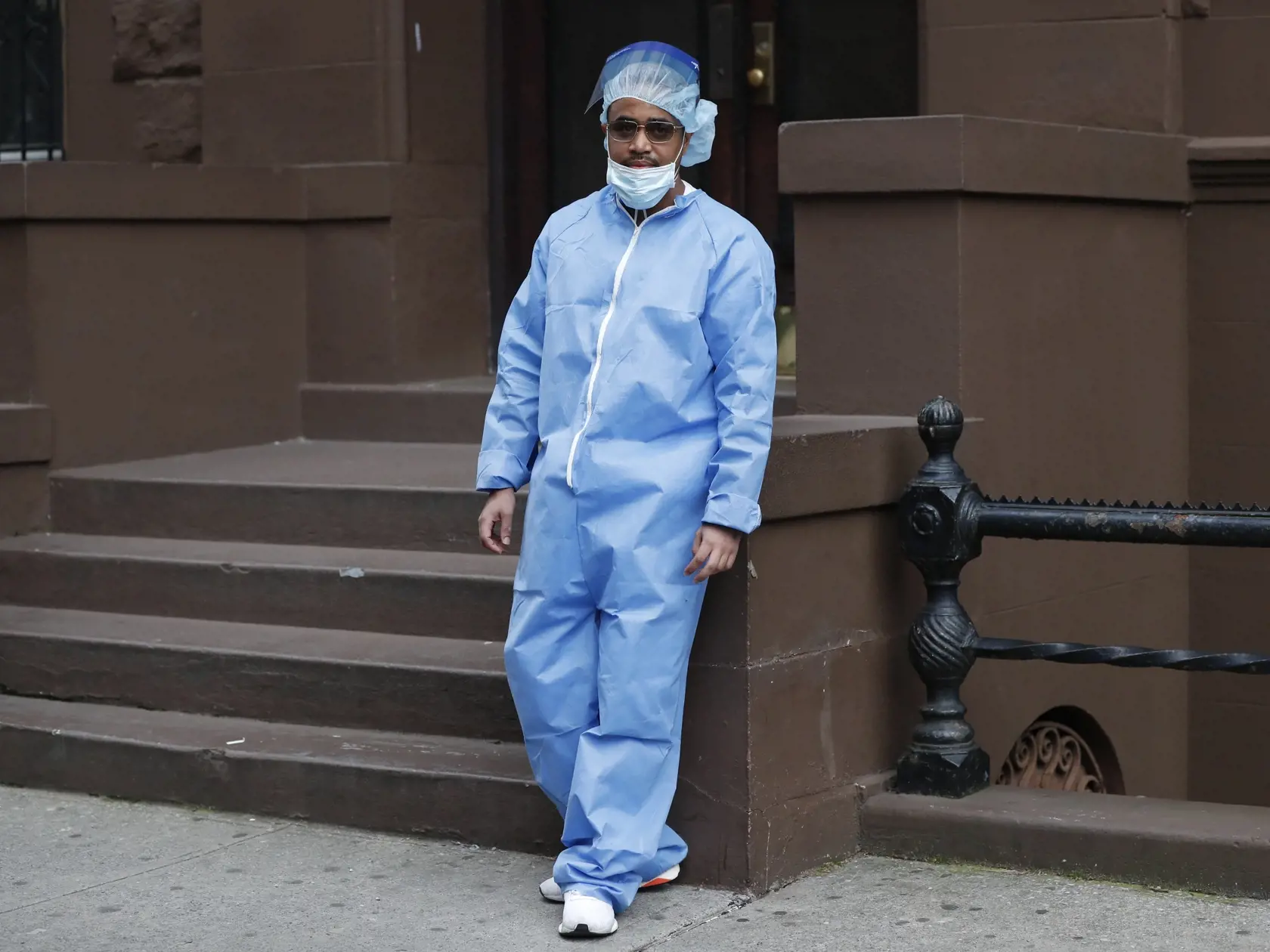 JB 12 New York - Zdravotný brat na pohotovosti  Brian Stephen v ochrannom odeve oddychuje počas prestávky pred zdravotníckym zariadením Brooklyn Hospital Center v New Yorku 5. apríla 2020. Americký prezident Donald Trump, ktorého administratíva čelí rovnako ako úrady vo viacerých štátoch kritike, že na šírenie nákazy dostatočne rýchlo nezareagovali, sa na nedeľňajšom večernom brífingu v Bielom dome vyjadril k situácii optimistickejšie než predtým viacerí predstavitelia zdravotníctva. "Začíname v