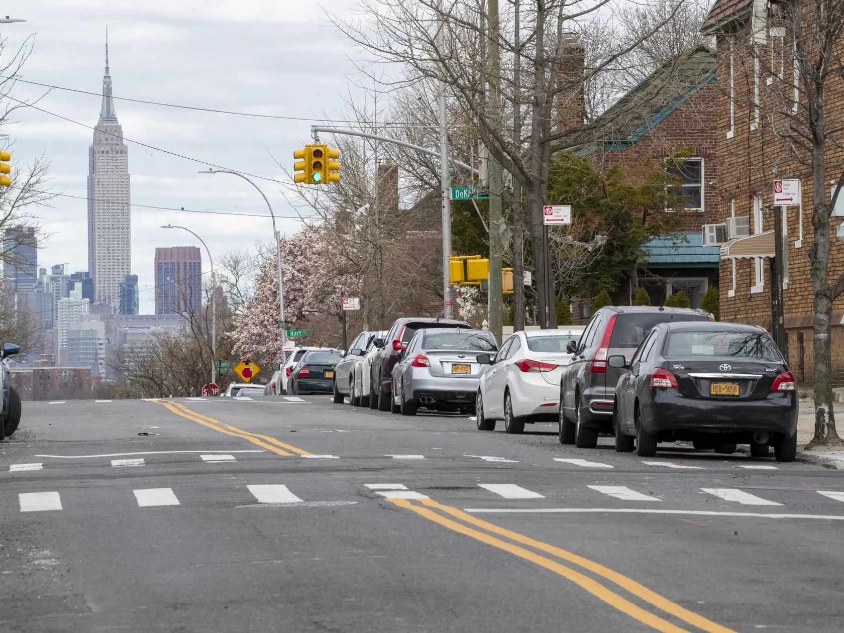 JB 20 New York - Mrakodrap Empire State building viditeľný z prázdnej ulice na predmestí Brooklynu v New Yorku 2. apríla 2020. Spojené štáty patria medzi krajiny, ktoré epidémia koronavírusu postihla najviac. Novým druhom koronavírusu je tam nakazených najmenej 215.000 ľudí a viac ako 5000 následkom nákazy už podľahlo. FOTO TASR/AP

The Empire State building is seen in the distance from an empty street, Thursday, April 2, 2020, in the Brooklyn borough of New York. The new coronavirus causes mild