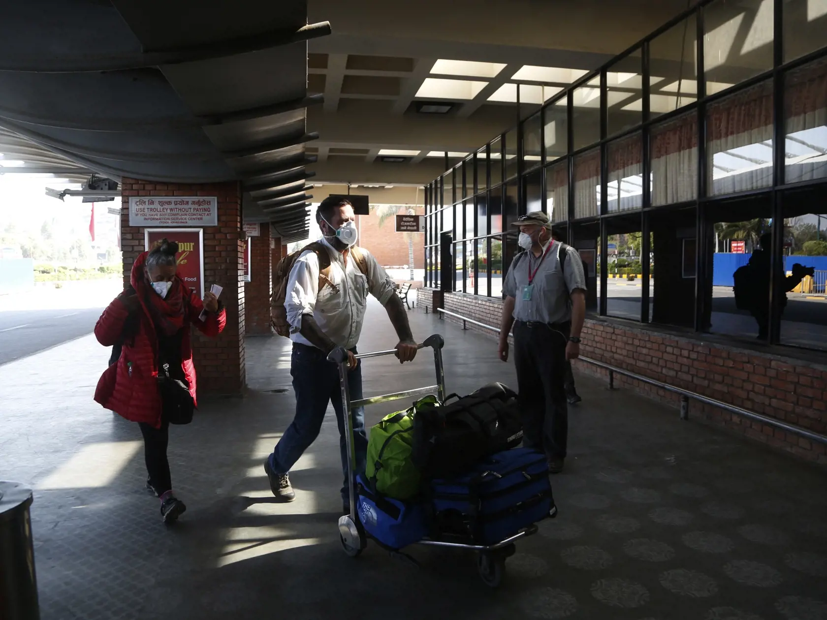 KK11 Káthmandu - Uviaznutí americkí občania prichádzajú na palubu lietadla spoločnosti Qatar Airways na medzinárodnom letisku Tribhuvan v Káthmandu 31. marca 2020. V tejto himalájskej krajine majú obyvatelia úplne obmedzený pohyb, v dôsledku čoho sa pozastavili všetky lety a cestná doprava s cieľom zabrániť ďalšiemu šíreniu koronavírusu SARS-CoV-2. FOTO TASR/AP
Stranded American citizens arrive to board a Qatar Airways flight at the Tribhuvan International Airport in Kathmandu, Nepal, Tuesday, M
