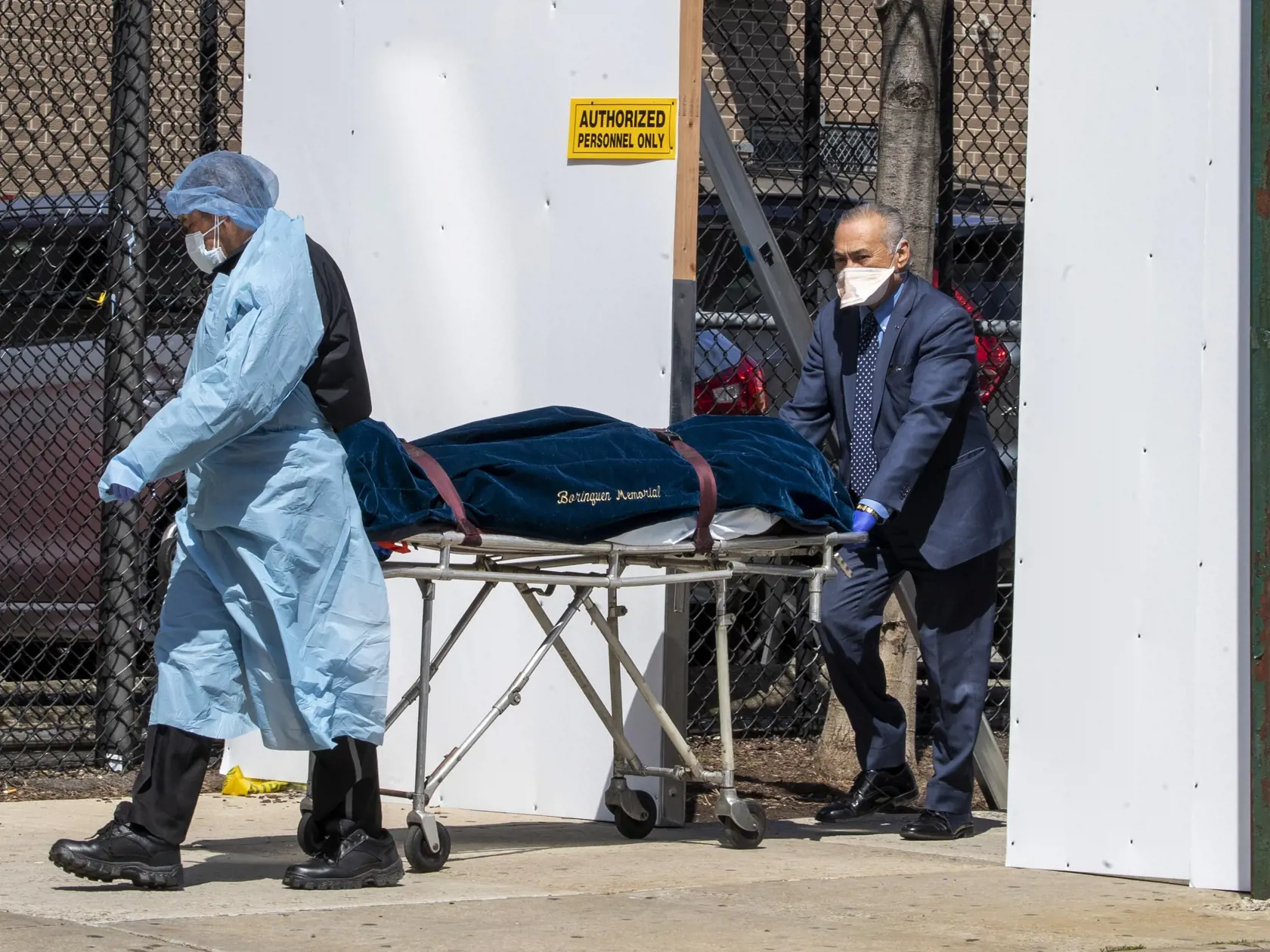 JB 23 New York - Riaditeľ pohrebných služieb a zamestnanec zdravotníckeho zariadenia Wycoff Heights Medical Center prepravujú telo obete pandémie koronavírusu v New Yorku 1. apríla 2020. Spojené štáty patria medzi krajiny, ktoré epidémia koronavírusu postihla najviac. Novým druhom koronavírusu je tam nakazených najmenej 188.881 ľudí a viac ako 4000 následkom nákazy už podľahlo. FOTO TASR/AP

A funeral director and a Wycoff Heights Medical Center, employee transport a body, Wednesday, April 1, 20
