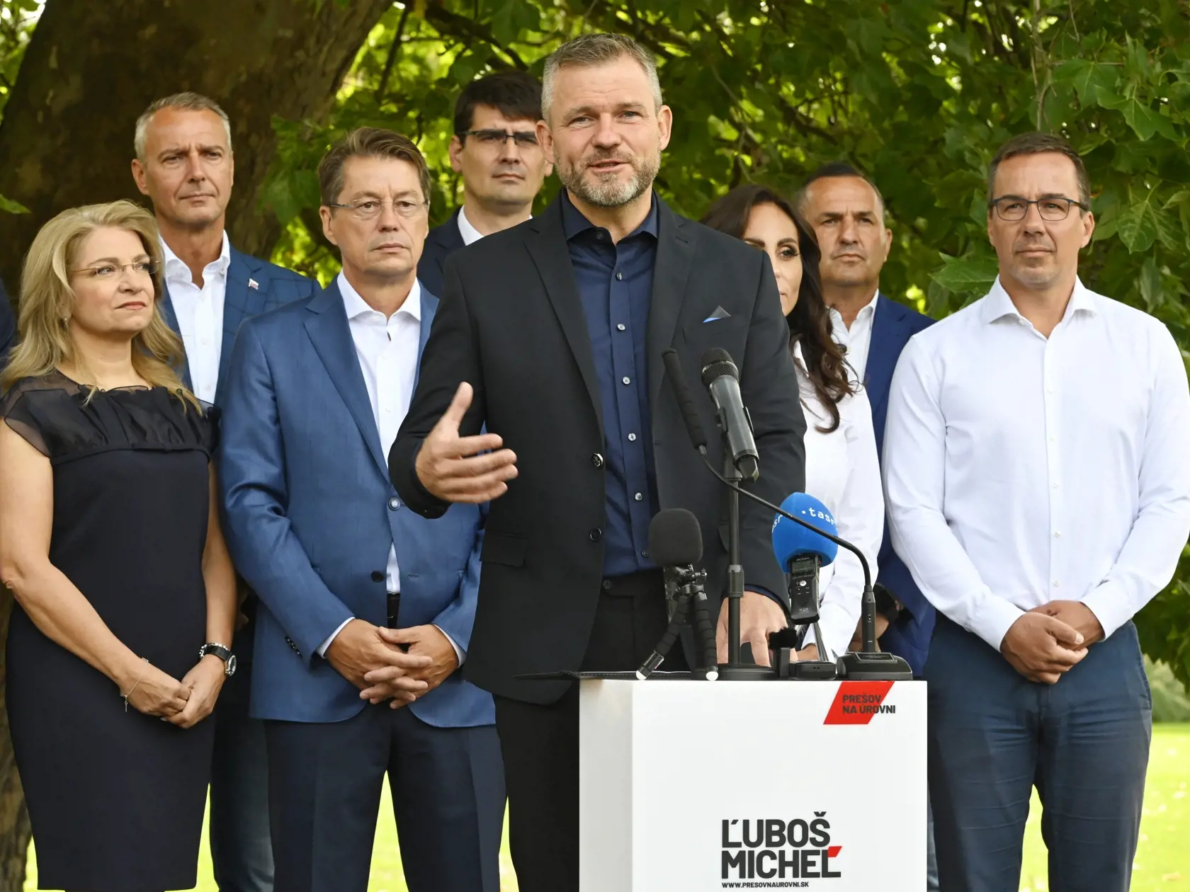Na snímke v popredí predseda strany Hlas-SD Peter Pellegrini, naľavo za ním kandidát na post primátora mesta Prešov Ľuboš Micheľ s manželkou Dankou. Prešov, 2. septembra 2022.