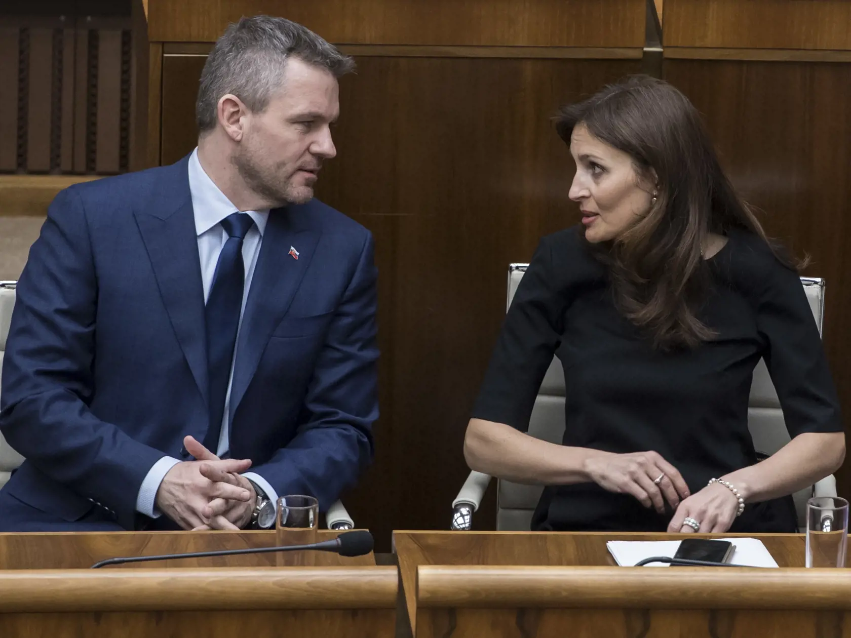 Andrea Kalavská mala podporu Petra Pellegriniho, ktorý zastával funkciu premiéra, avšak veľkej dôvere sa netešila o predsedu Smeru-SD.