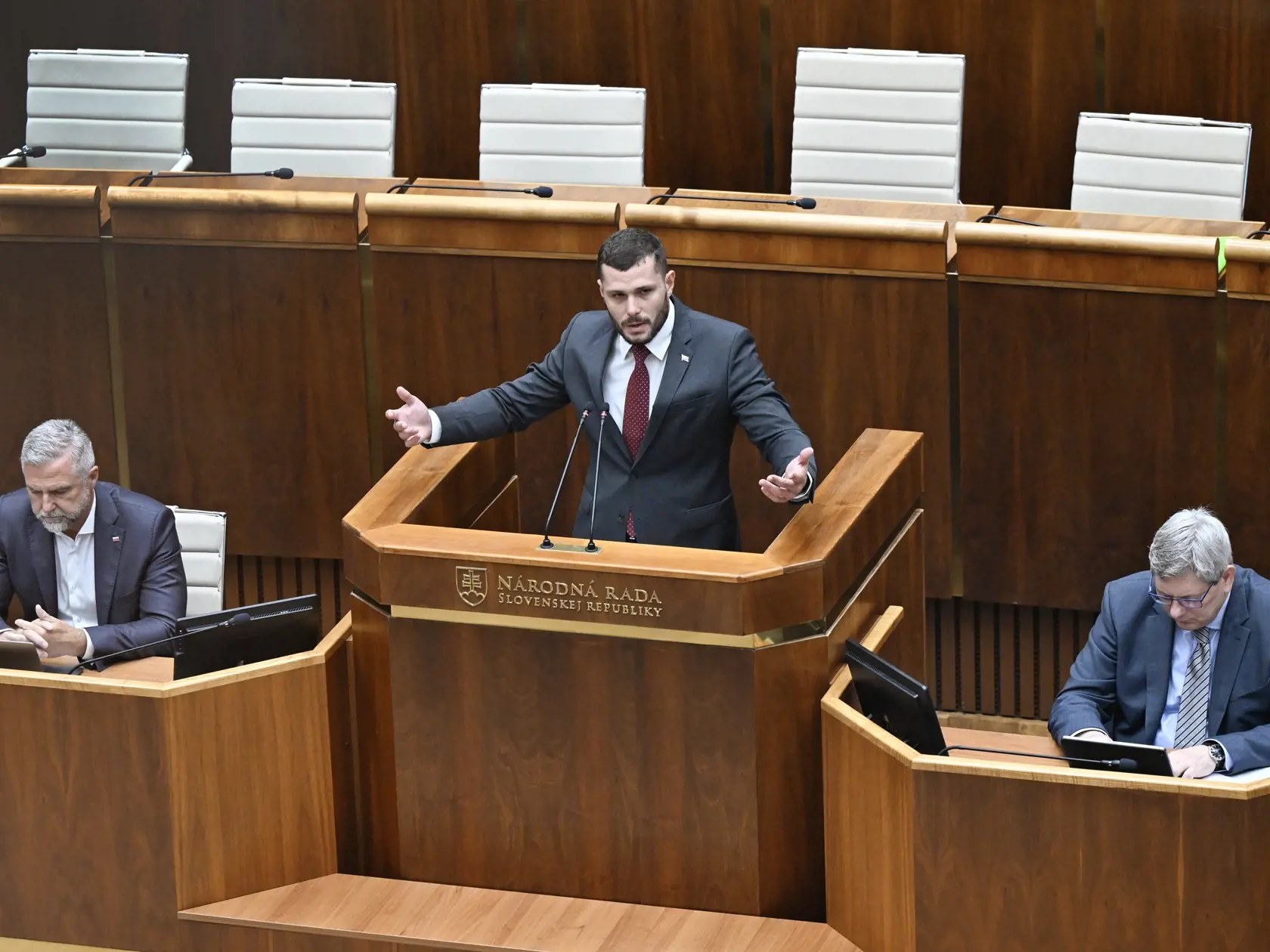 Na snímke uprostred poslanec NR SR Richard Glück, vpravo minister spravodlivosti SR Boris Susko a vľavo podpredseda parlamentu Tibor Gašpar (všetci Smer-SD)  počas rokovania mimoriadnej 16. schôdze Národnej rady (NR) Slovenskej republiky 16. júla 2024 v Bratislave. FOTO TASR - Pavel Neubauer