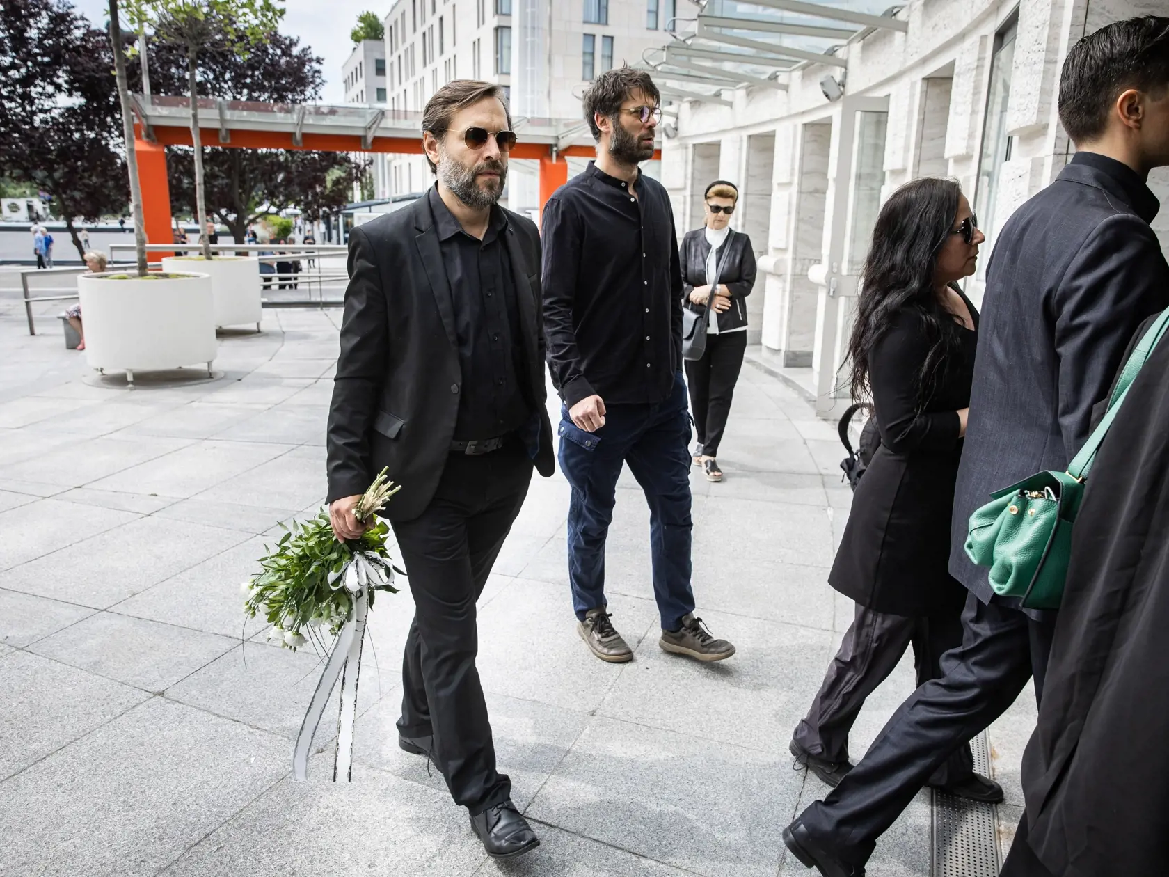 Posledná rozlúčka s hercom Danom Heribanom v novej budove SND v Bratislave. Na snímke Kamil Mikulčík a Ján Dobrík.