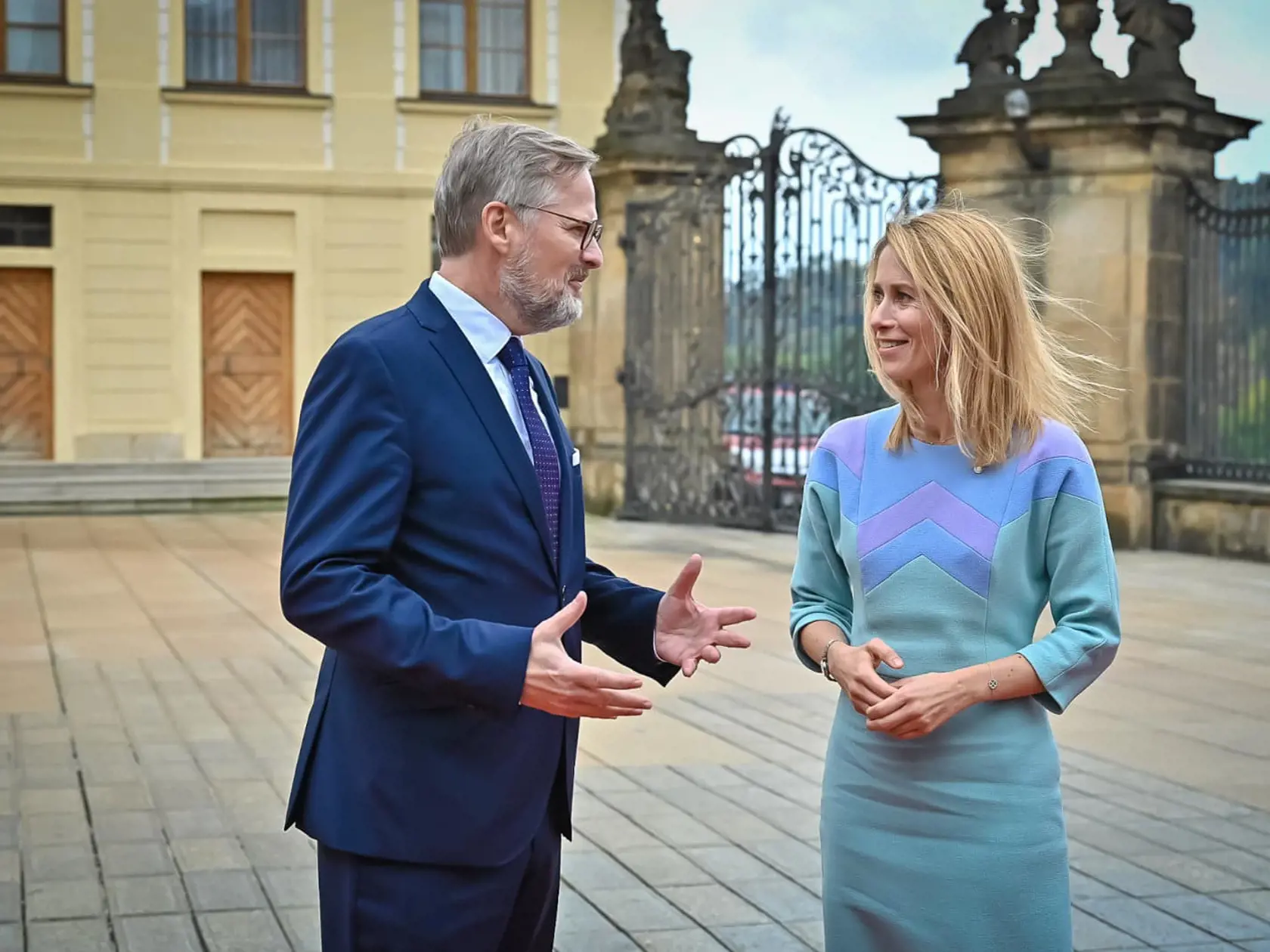 Estónska premiérka Kaja Kallas (45) si obliekla šaty pastelovo-modrej farby. Keďže však ide o blondínku s veľmi bledou pleťou, táto farba premiérke príliš nelichotila.