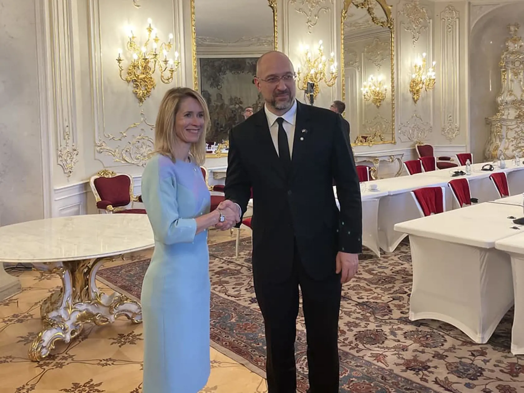 "Po zhliadnutí týchto kreácii, som pyšná na niektoré naše političky. Byť premiérkou krajiny je česť a mala by sa aj tak prezentovať. Pani Kaja vyzerá ako by jej vlasy upravila mladšia dcéra. V tej svetlomodrej pôsobí nevýrazne až bledo, čo nepôsobí vôbec pozitívne," povedala odborníčka na adresu estónskej premiérky Kaie Kallas.