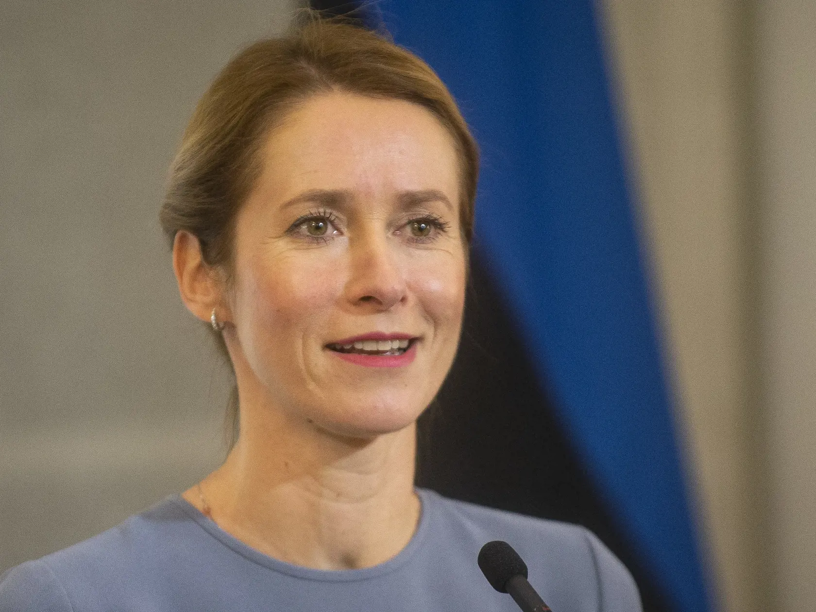 Na snímke estónska premiérka Kaja Kallasová sa usmieva počas spoločnej tlačovej konferencie so slovenským premiérom Eduardom Hegerom (OĽANO) v Talline v piatok 11. novembra 2022. FOTO TASR – Jakub Kotian