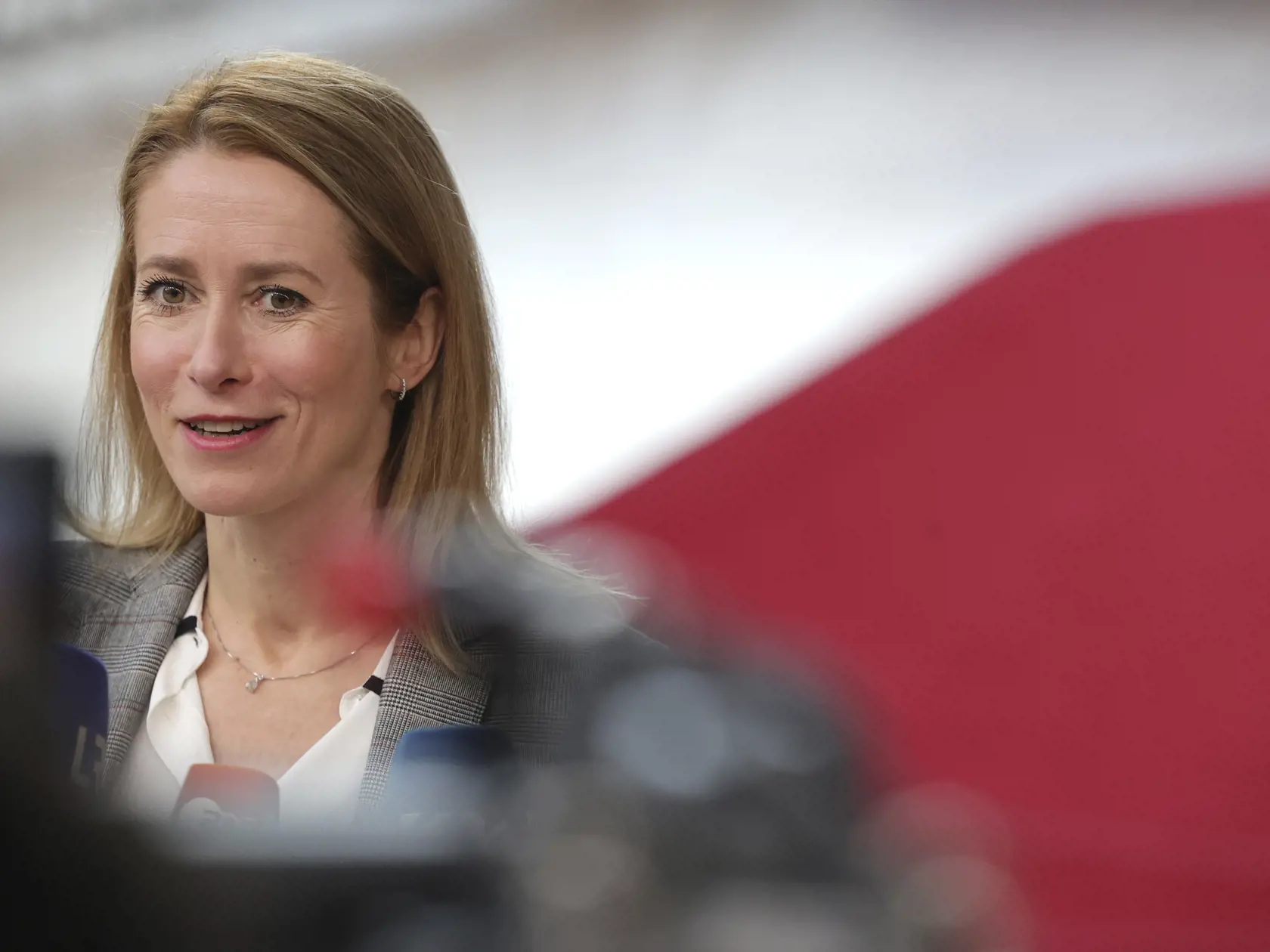 WA 77 archív Brusel - Na archívnej snímke z 24. marca 2023 estónska premiérka Kaja Kallasová prichádza na summit EÚ v Bruseli. Kallasová v sobotu 8. apríla 2023 oznámila, že jej stredopravicová Estónska reformná strana (ER) sa päť týždňov po parlamentných voľbách dohodla s ďalšími dvoma stranami na vytvorení novej koaličnej vlády. FOTO TASR/AP 

Estonia's Prime Minister Kaja Kallas speaks with the media as she arrives for an EU summit at the European Council building in Brussels, Friday, March 2