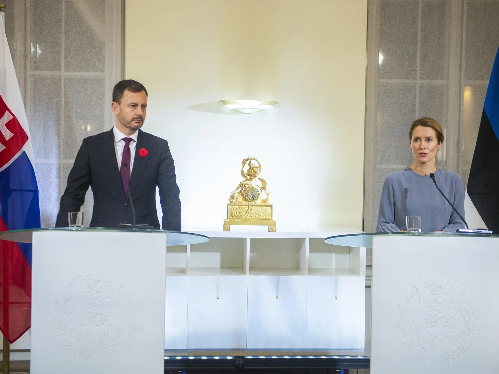 Na snímke sprava estónska premiérka Kaja Kallasová a slovenský premiér Eduard Heger (OĽANO) počas spoločnej tlačovej konferencie v Talline v piatok 11. novembra 2022. FOTO TASR – Jakub Kotian