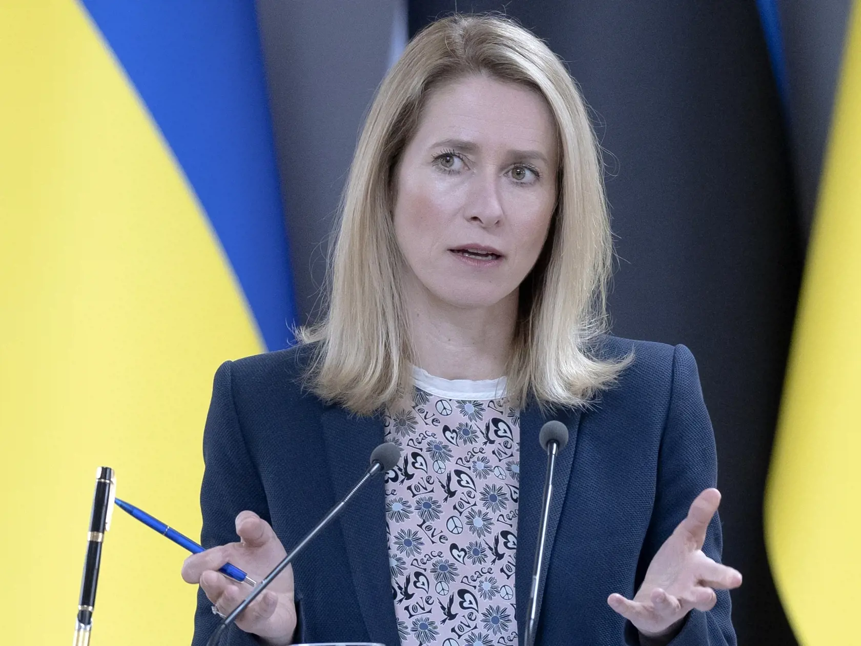 WA 9 Žytomyr - Estónska premiérka Kaja Kallasová gestikuluje počas spoločnej tlačovej konferencie s ukrajinským prezidentom Volodymyrom Zelenským v ukrajinskom meste Žytomyr v pondelok 24. apríla 2023. FOTO TASR/AP
    
Estonia's Prime Minister Kaja Kallas attends a joint news conference with Ukrainian President Volodymyr Zelenskyy after their meeting in Zhytomyr, Ukraine, Monday, April 24, 2023. (AP Photo/Andrew Kravchenko)