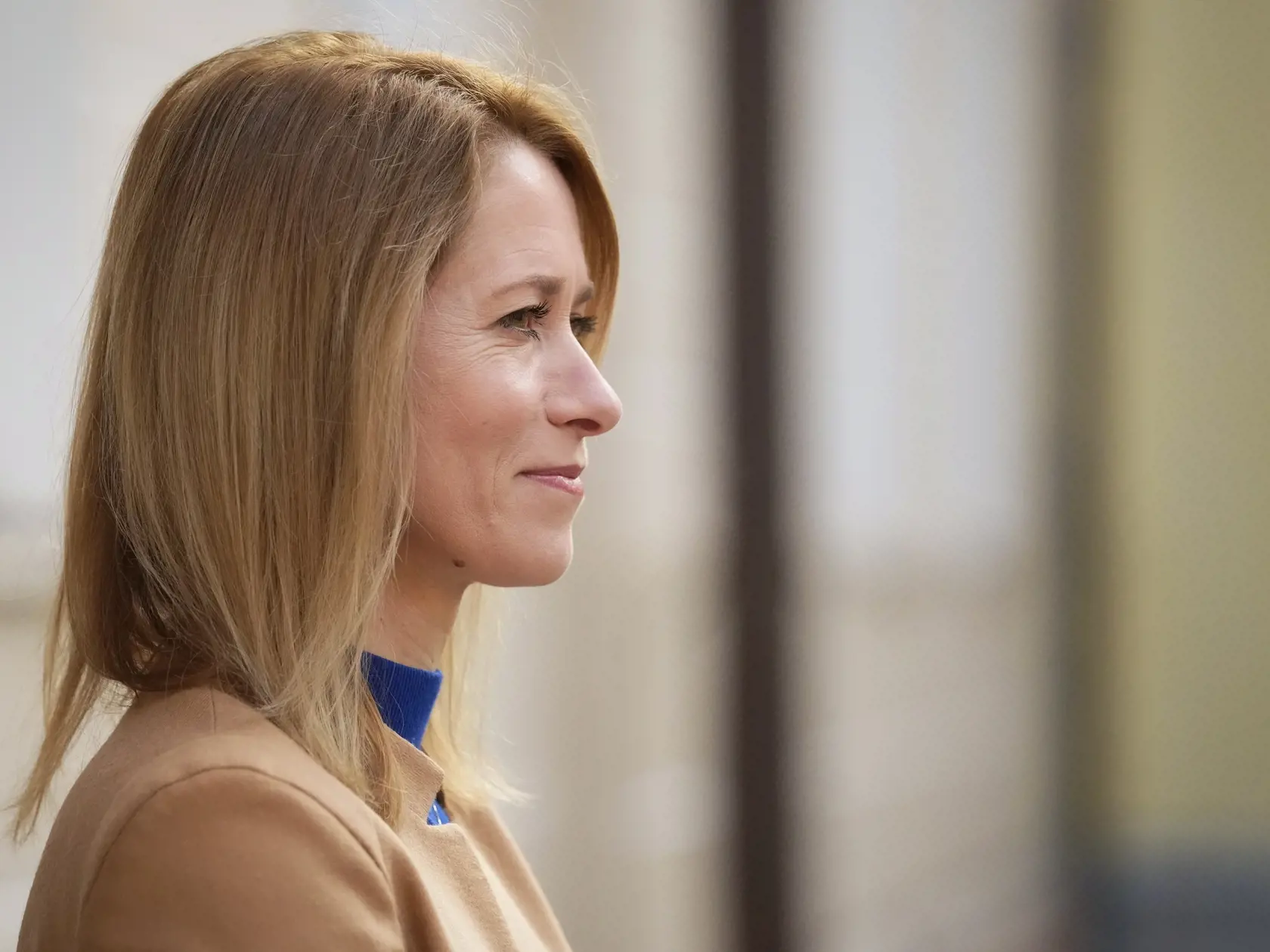 KK17 Tallinn - Estónska premiérka Kaja Kallasová sa pozerá pred stretnutím s neemckým prezidentom Frankom-Walterom Steinmeierom 16. marca 2023 v Tallinne. FOTO TASR/AP
Estonia's Prime Minister Kaja Kallas looks on before her meeting with German President Frank-Walter Steinmeier at the Stenbock House in Tallinn, Estonia, Thursday, March 16, 2023. (AP Photo/Sergei Grits)