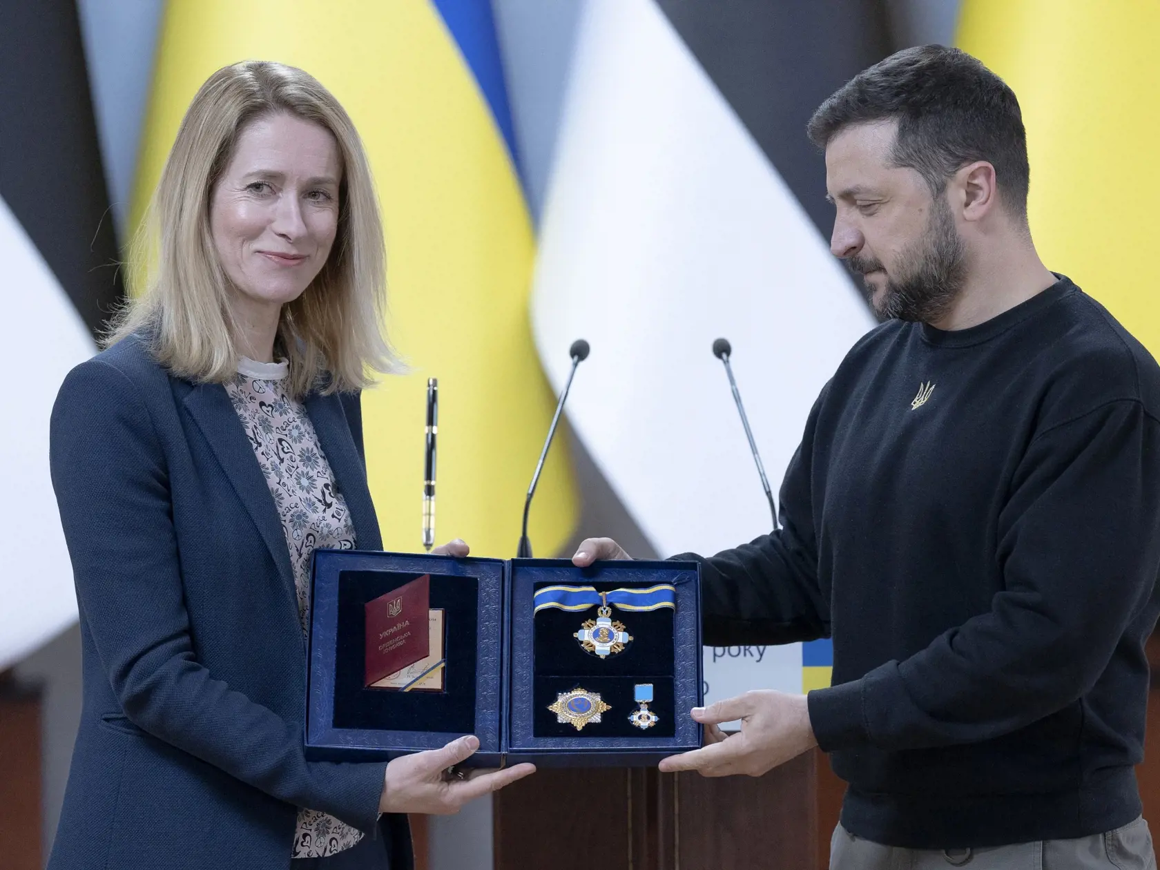 WA 7 Žytomyr - Estónska premiérka Kaja Kallasová (vľavo), ktorú vyznamenal ukrajinský prezident Volodymyr Zelenskyj  jedným z najvyšších štátnych vyznamenaní - Rádom kniežaťa Jaroslava Múdreho v ukrajinskom meste Žytomyr v pondelok 24. apríla 2023. FOTO TASR/AP
    
Ukrainian President Volodymyr Zelenskyy, right, awards Estonia's Prime Minister Kaja Kallas with an Order of Yaroslav the Wise during their working meeting in Zhytomyr, Ukraine, Monday, April 24, 2023. (AP Photo/Andrew Kravchenko)
