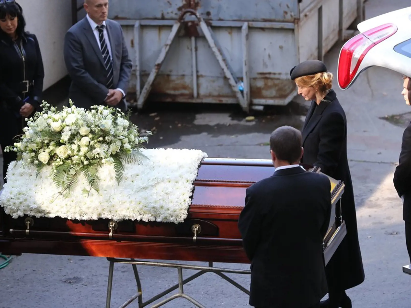 S milovaným manželom a otcom sa skutočne naposledy rozlúčili Ivana, Dominika i Lucie. A to priamo na dvore Krematória Motol.