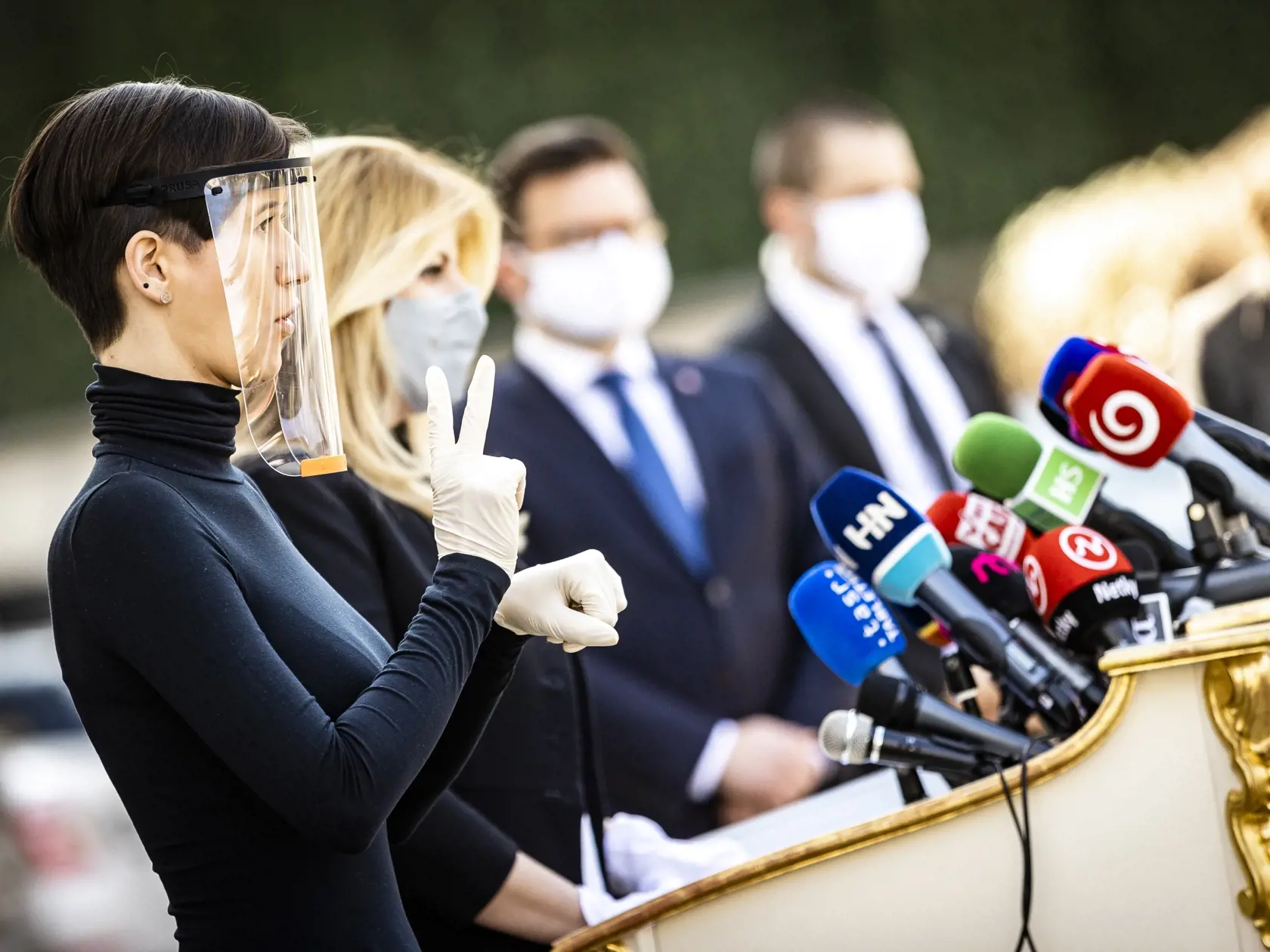 Najvyšší ústavní činitelia sa stretli na pozvanie prezidentky Zuzany Čaputovej v Prezidentskom paláci aby diskutovali o opatreniach vlády na obdobie Veľkonočných sviatkov. Na snímke tlmočníčka do posunkovej reči.
