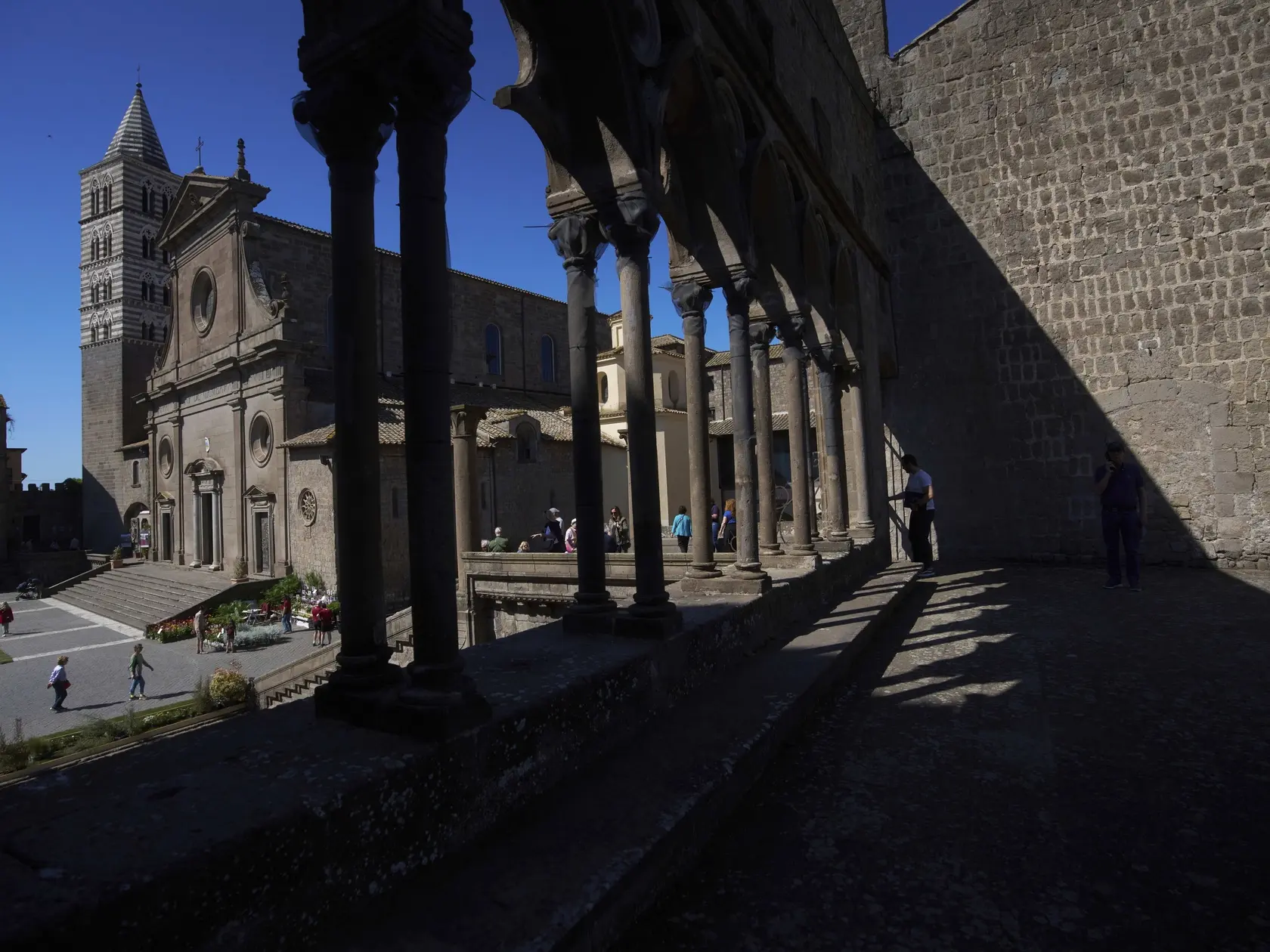 Na snímke pohľad na Námestie sv. Vavrinca z pápežského paláca, v ktorom sa konalo najdlhšie konkláve v dejinách katolíckej cirkvi, v talianskom meste Viterbo v piatok 2. mája 2025.