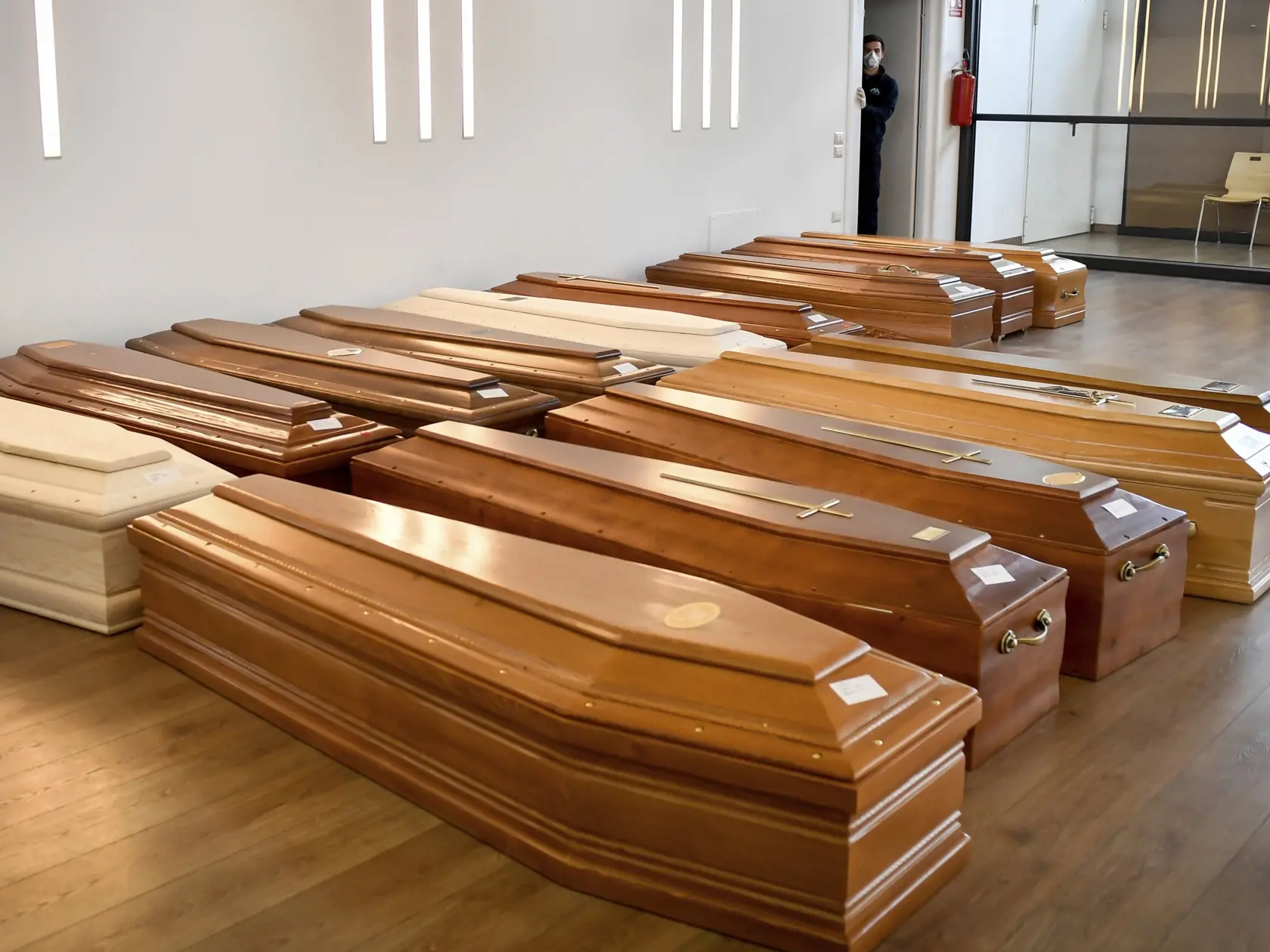 EBE 18 Piacenza - Na snímke rakvy s obeťami koronavírusu, ktoré čakajú na kremáciu na dlážke v krematóriu v talianskej Piacenze na severe krajiny 23. marca 2020. FOTO TASR/AP
Coffins are lined up on the floor in the Crematorium Temple of Piacenza, Northern Italy, saturated with corpses awaiting cremation due to the coronavirus emergency Monday, March 23, 2020. For most people, the new coronavirus causes only mild or moderate symptoms. For some it can cause more severe illness, especially in olde