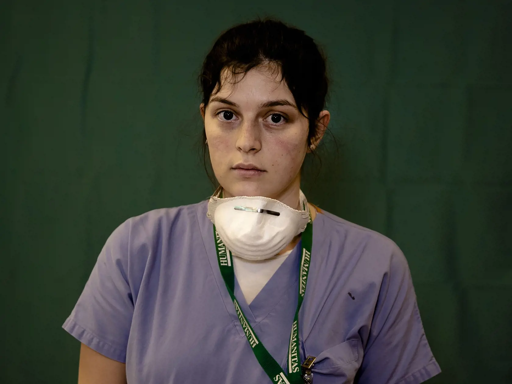 KK17 Bergamo - Na snímke 24-ročná zdravotná sestra Lucia Perolariová, ktorá pracuje v nemocnici  Humanitas Gavazzeni Hospital v talianskom Bergame, pózuje pre portrét na konci svojej smeny 27. marca 2020. FOTO TASR/AP
Lucia Perolari, 24, a nurse at the Humanitas Gavazzeni Hospital in Bergamo, Italy poses for a portrait at the end of her shift Friday, March 27, 2020. The intensive care doctors and nurses on the front lines of the coronavirus pandemic in Italy are almost unrecognizable behind thei