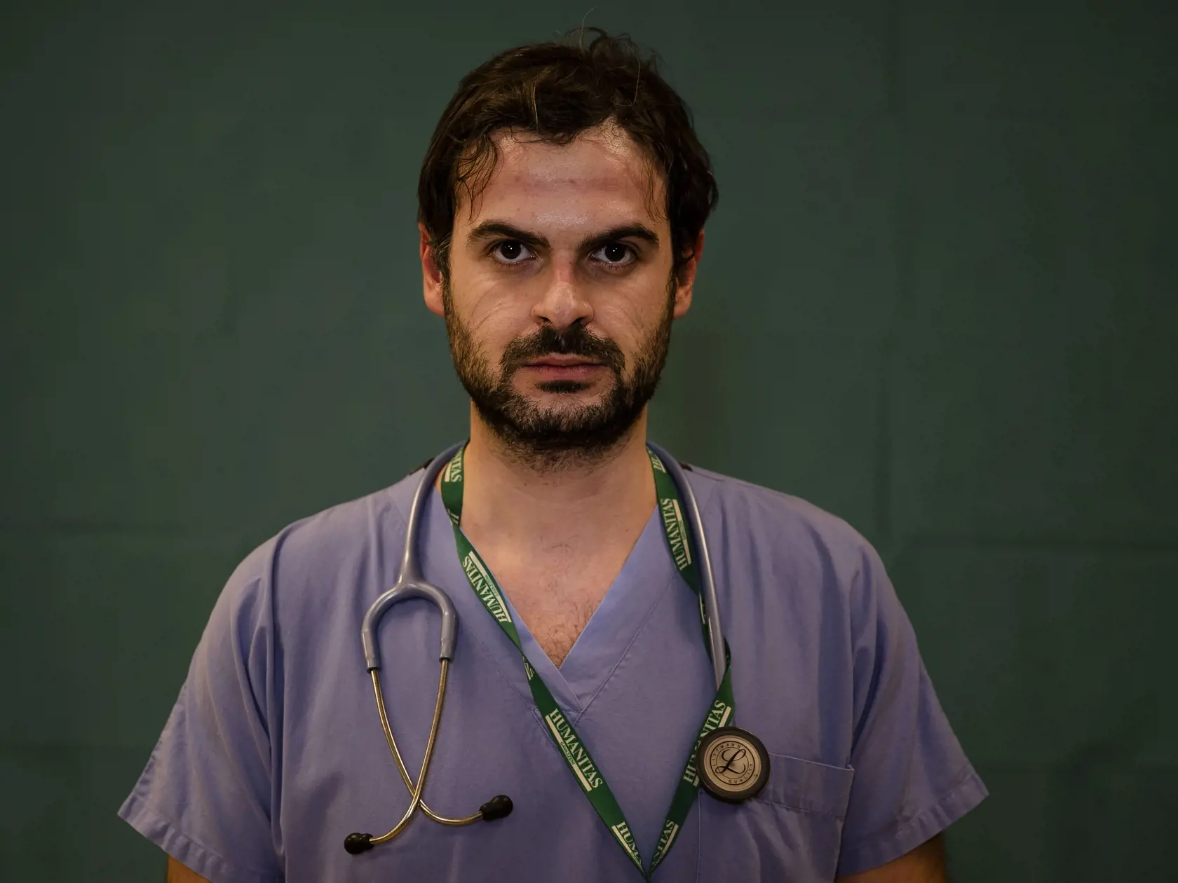 KK19 Bergamo - Na snímke 33-ročná onkológ Alessandro D'Aveni, ktorý pracuje v nemocnici  Humanitas Gavazzeni Hospital v talianskom Bergame, pózuje pre portrét na konci svojej smeny 27. marca 2020. FOTO TASR/AP
Alessandro D'Aveni, 33, an oncologist working in the COVID sub-intensive care unit at the Humanitas Gavazzeni Hospital in Bergamo, Italy poses for a portrait at the end of his shift Friday, March 27, 2020. (AP Photo/Antonio Calanni)