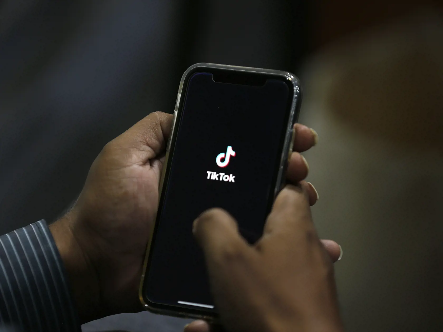 WA 15 archív Islamabád - Na archívnej snímke z 21. júla 2020 muž si otvára aplikáciu sociálnej siete TikTok na svojom mobilnom telefóne v pakistanskej metropole Islamabád. Americký prezident Donald Trump v piatok 31. júla 2020 vyhlásil, že zakáže v USA čoraz populárnejšiu aplikáciu TikTok po tom, čo americké úrady prejavili obavy, že táto sociálna sieť by mohla slúžiť ako nástroj pre čínsku spravodajskú činnosť.  Aplikácia TikTok čínskej spoločnosti ByteDance pritom nie je v samotnej Číne dostup