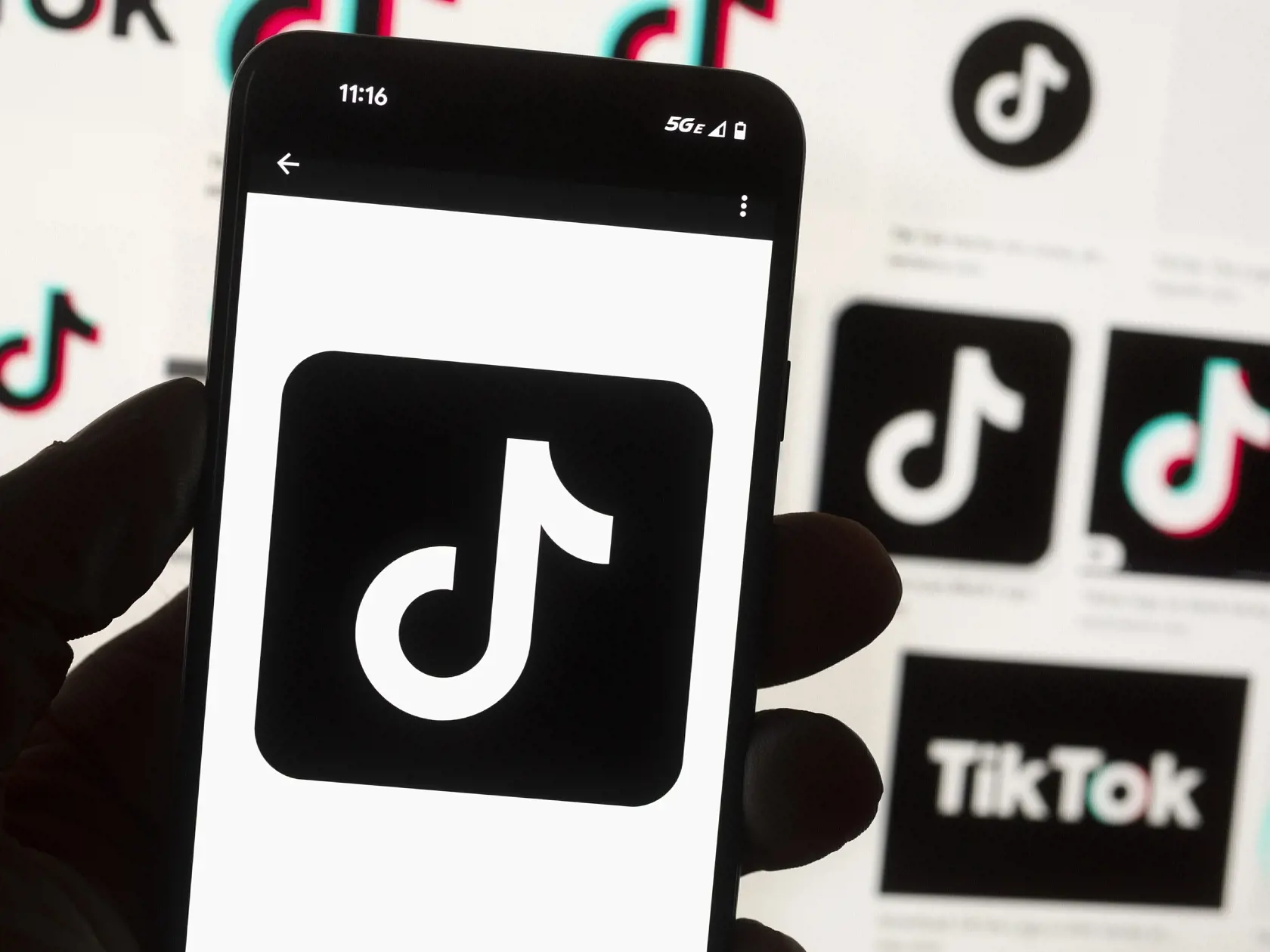 KK4 archív Boston - Na archívnej snímke z 14. októbra 2022 logo sociálnej siete TikTok na telefóne. Biely dom nariadil v pondelok 27. februára 2023 z bezpečnostných dôvodov všetkým americkým federálnym úradom, aby do 30 dní odstránili aplikáciu čínskej sociálnej siete TikTok zo všetkých vládnych zariadení. FOTO TASR/AP
FILE - The TikTok logo is seen on a cell phone on Oct. 14, 2022, in Boston. The White House is giving all federal agencies 30 days to wipe TikTok off all government devices, as th