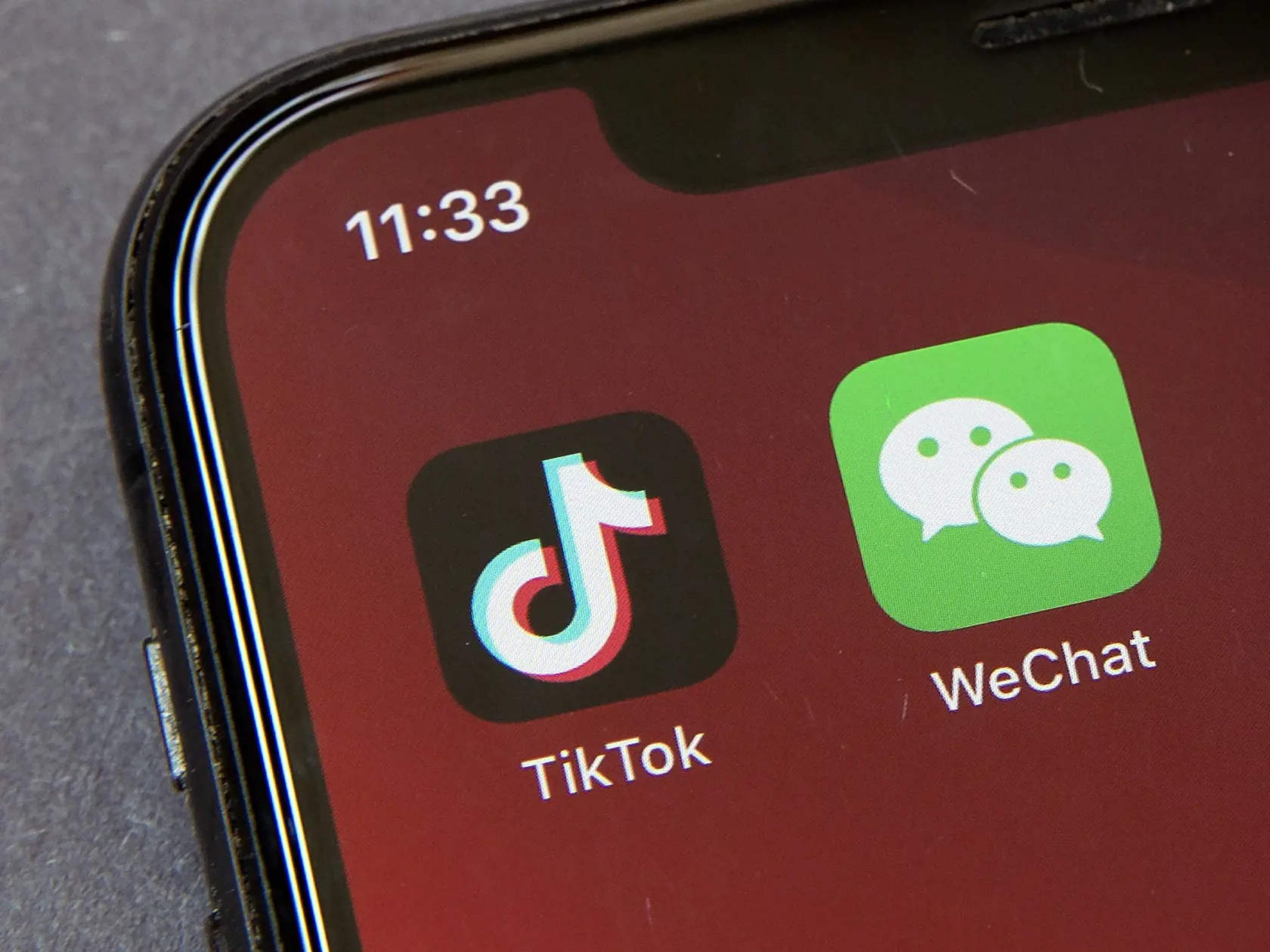 KK17 Peking - Na snímke ikony aplikácií TikTok a WeChat na mobile 7. augusta 2020 v Pekingu. Americký prezident Donald Trump vo štvrtok (6. 8.) nariadil rozsiahle reštrikcie proti pôsobeniu čínskych sociálnych médií v USA.  Trumpove nariadenia zakazujú čínskym spoločnostiam ByteDance, ktorá vlastní aplikáciu na zdieľanie videa TikTok, a Tencent, prevádzkovateľovi aplikácie WeChat, vykonávať transakcie v USA. Tento krok povedie k eskalácii napätia medzi Washingtonom a Pekingom. FOTO TASR/AP
Icons
