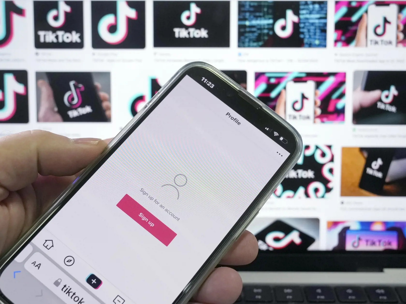 WA 10 Sydney - Na snímke displej mobilného telefónu, ktorý zobrazuje prihlásenie sa do čínskej aplikácie TikTok v Sydney v utorok 4. apríla 2023. Austrálska vláda v utorok oznámila, že odstráni zo všetkých svojich zariadení čínsku aplikáciu TikTok. K takémuto kroku pristúpili z bezpečnostných dôvodov už viaceré západné krajiny, informuje TASR na základe správ agentúr AFP a Reuters. Populárnu aplikáciu TikTok na vytváranie a zdieľanie krátkych videí vyvinula čínska spoločnosť ByteDance. V posledn