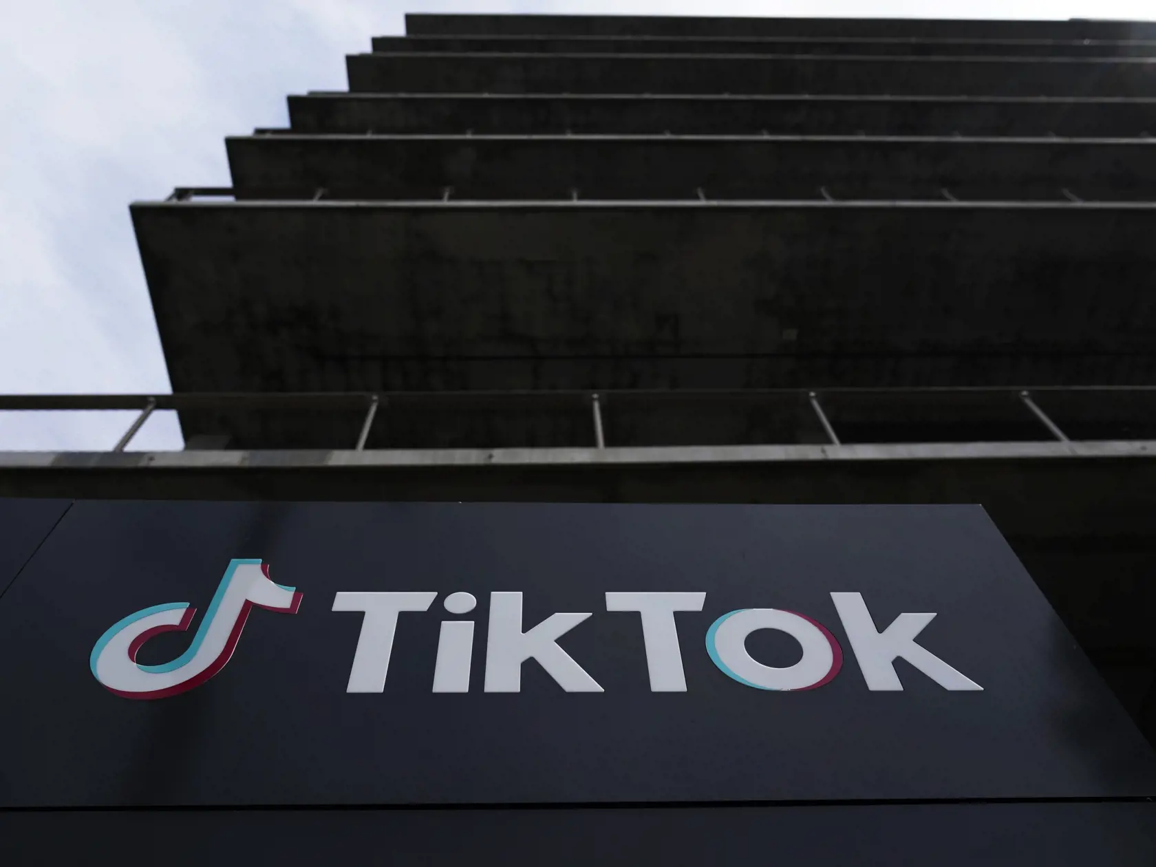 WA 6 archív Culver City - Na archívnej snímke zo 17. marca 2023 budova čínskej sociálnej siete TikTok v americkom meste Culver City. Britská spravodajská stanica BBC v pondelok 20. marca 2023 uviedla, že svojim zamestnancom odporučila, aby si vymazali  videoaplikáciu čínskej sociálnej siete TikTok, ak ju nevyhnute nepotrebujú z pracovných dôvodov.   Britská vláda vo štvrtok oznámila, že z bezpečnostných dôvodov zakazuje používanie populárnej aplikácie TikTok na vládnych zariadeniach. Tento krok 