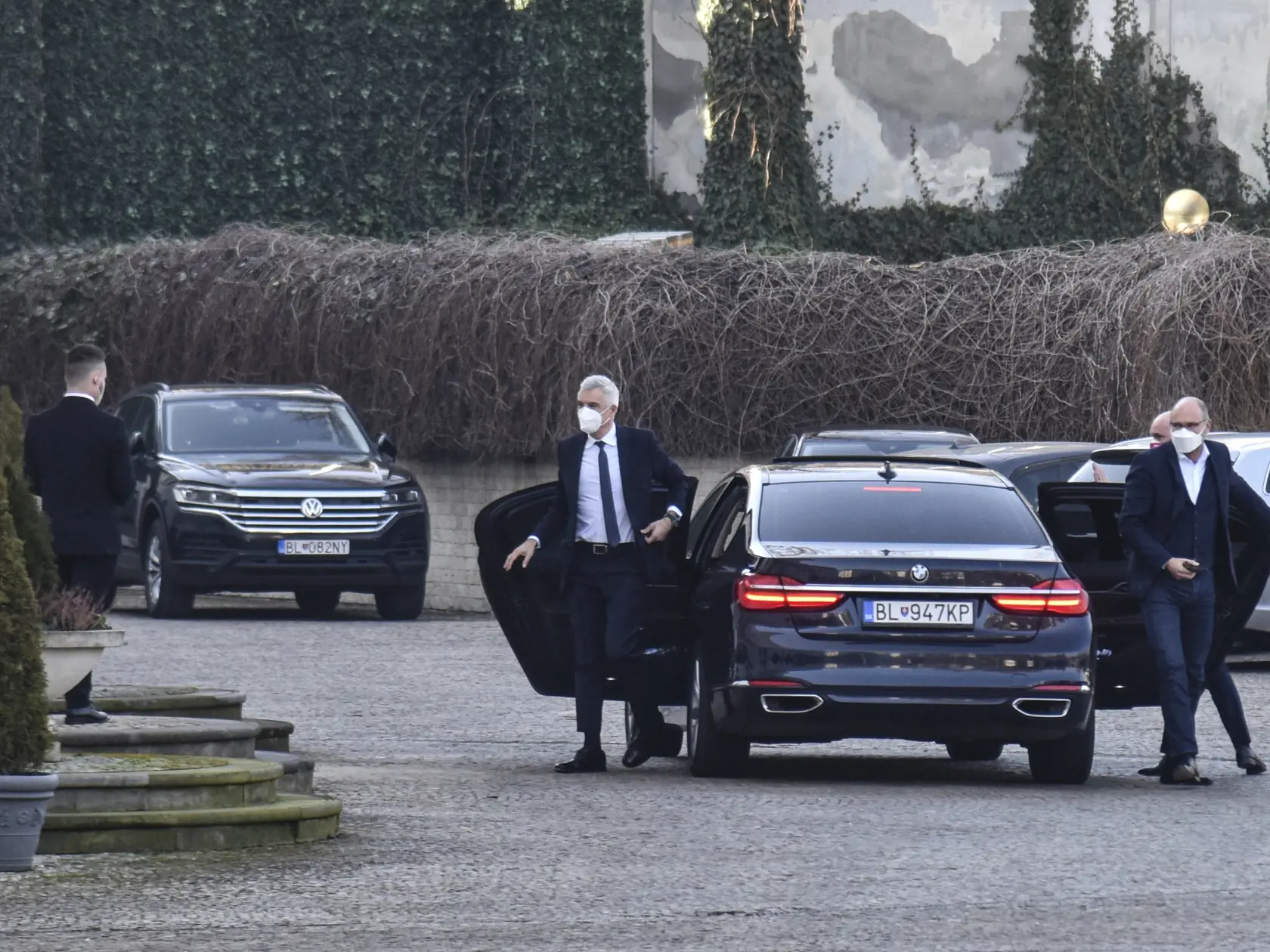 Na snímke sprava minister školstva, vedy, výskumu a športu Branislav Gröhling (SaS), podpredseda vlády SR a minister hospodárstva SR Richard Sulík (SaS) a minister zahraničných vecí a európskych záležitostí SR Ivan Korčok (nominant SaS) prichádzajú na stretnutie s prezidentkou SR Zuzanou Čaputovou 3. marca 2021 do Prezidentského paláca v Bratislave. FOTO TASR - Pavol Zachar
