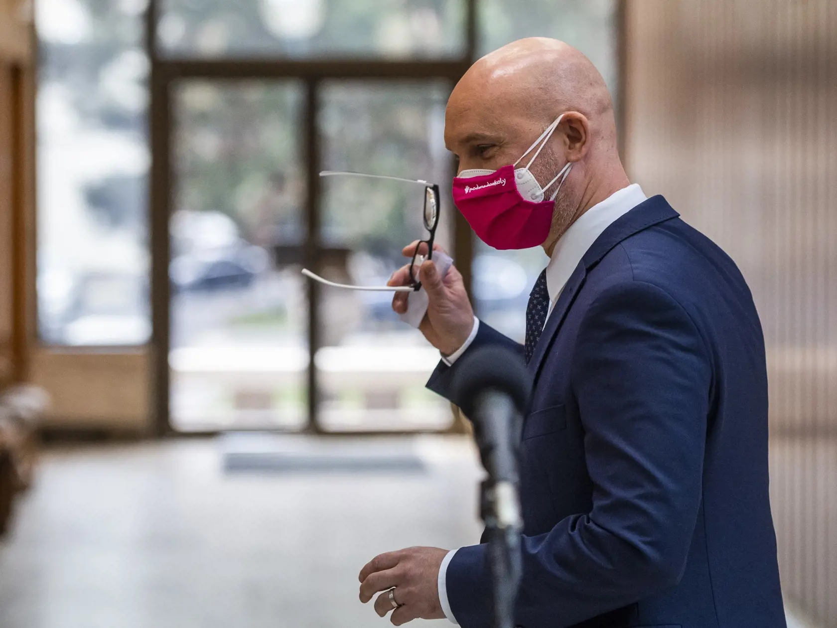 Na snímke minister školstva, vedy, výskumu a športu SR Branislav Gröhling (SaS) počas tlačového brífingu po 86. rokovaní vlády SR, kde ohlásil svoju demisiu v Bratislave 24. marca 2021. FOTO TASR - Jaroslav Novák
