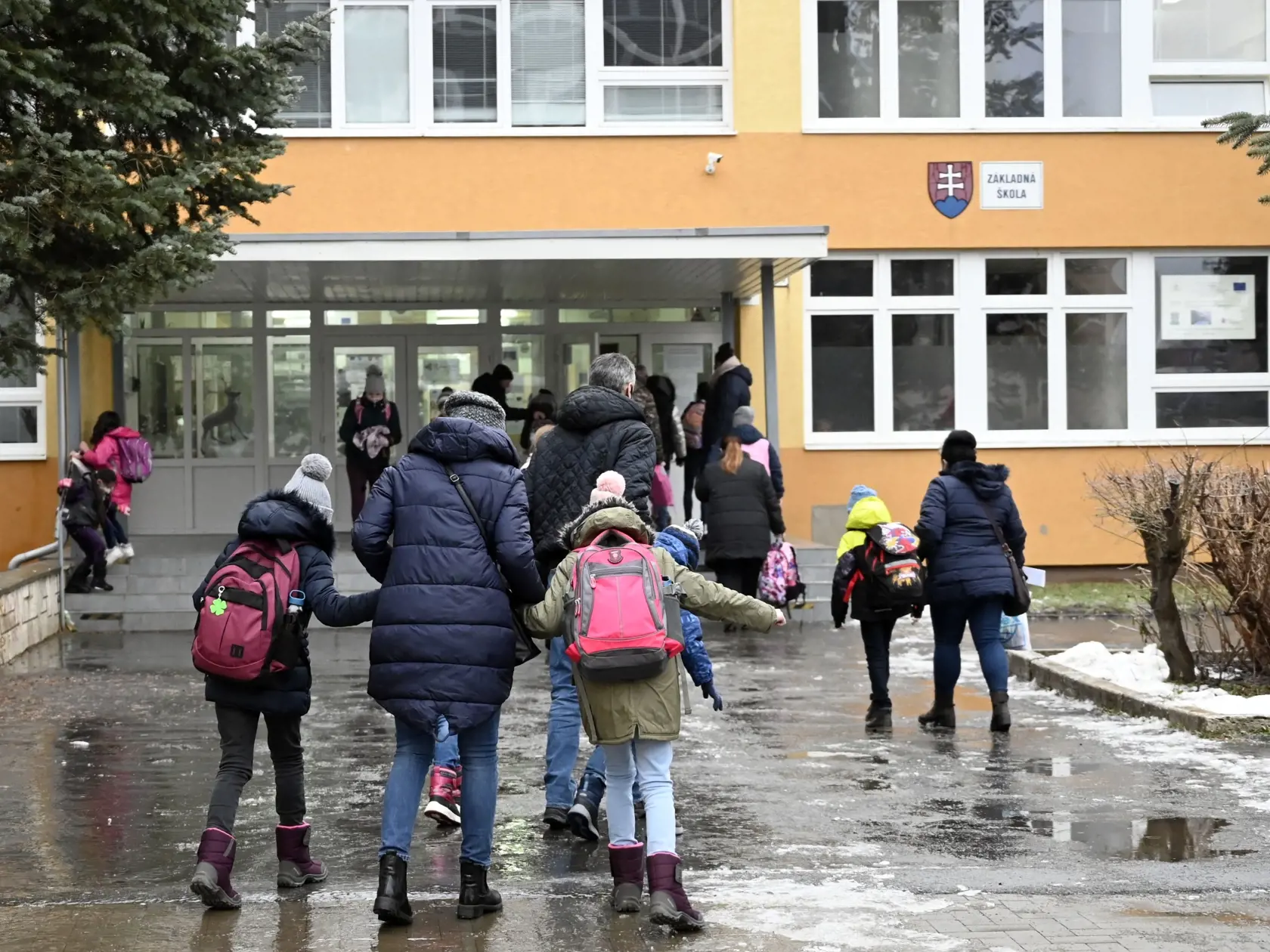 Mesto Prešov od pondelka 8. februára otvorilo všetky materské školy (MŠ) a základné školy (ZŠ) pre žiakov prvého stupňa vo svojej zriaďovateľskej pôsobnosti. Na snímke žiaci prichádzajú do Základnej školy Kúpeľská 2 v Prešove 8. februára 2021. FOTO TASR - Roman Hanc 