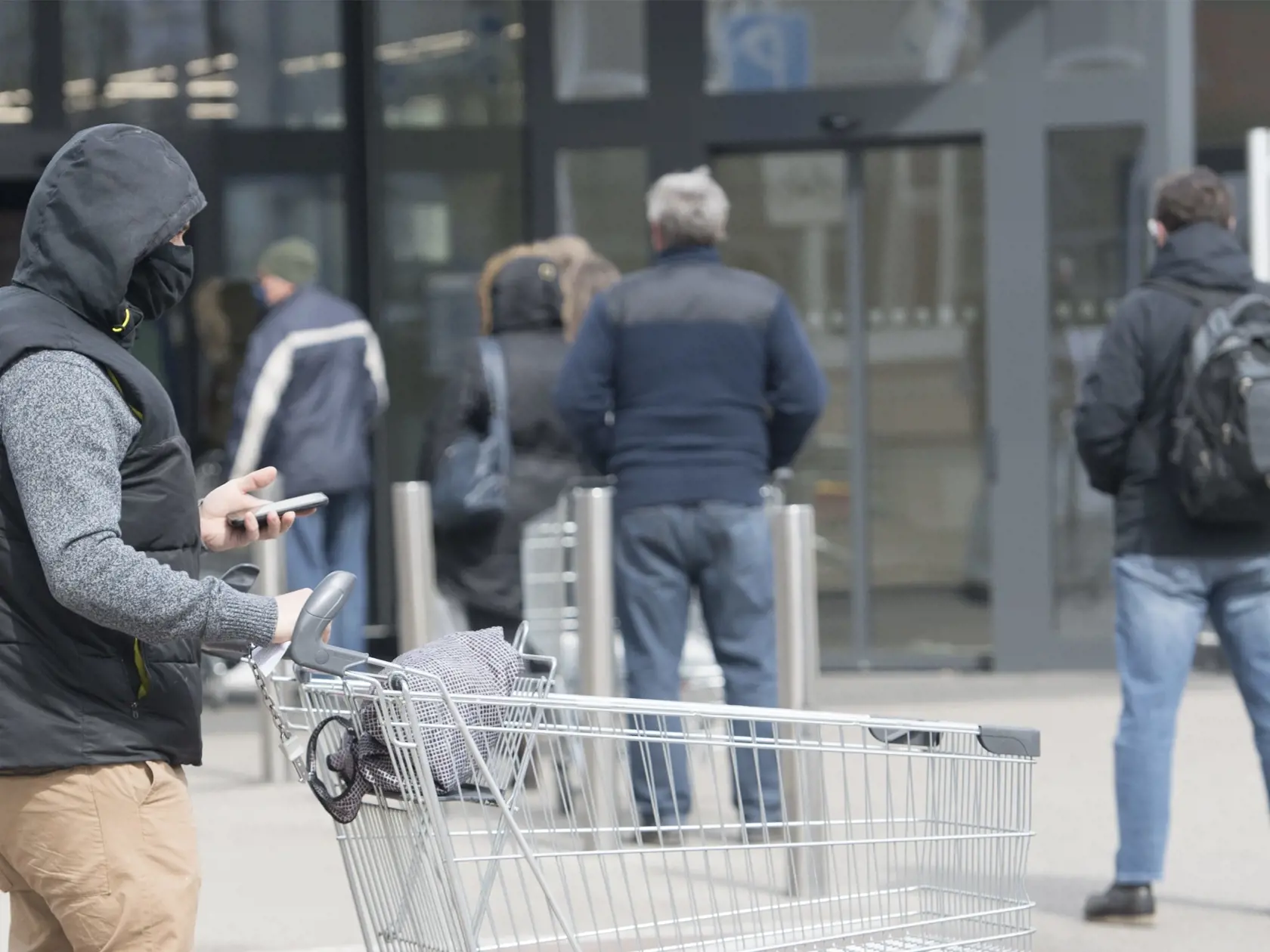 Na snímke čakajúci ľudia stoja v rade pred obchodom. Obchody na Slovensku regulujú vstupy kvôli vírusu Covid-19.