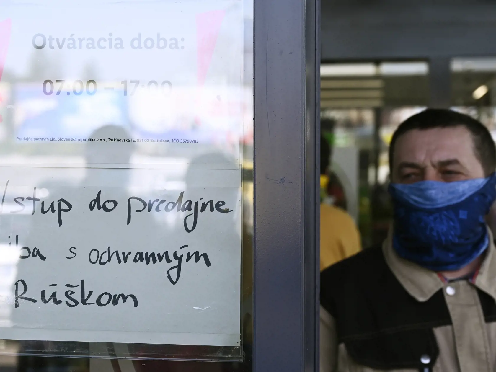 Bez rúška vás dnu nepustia.